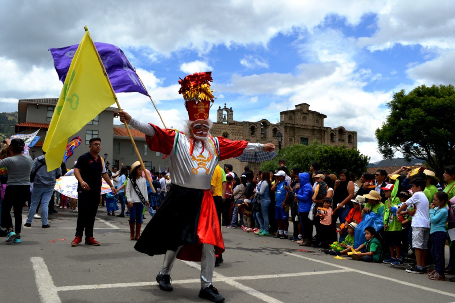El Bando de Carnaval recorrió las calles de la ciudad norandina de Cajamarca para anunciar el inicio de la fiesta popular.
