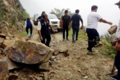 Personal de la Red de Salud Chilca–Mala y del Centro de Operaciones de Emergencia llegó hasta el distrito de Tauripampa,en Yauyos, para asistir a heridos por huaico.