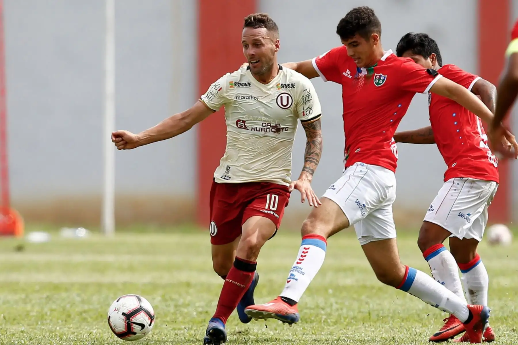 Universitario de Deportes rescató un punto en su visita a Moyobamba tras iguala (1-1) con Unión Comercio en partido válido por la primera fecha de la Liga1. Los "cremas" fueron los que emparejaron el cotejo gracias al gol del argentino Germán Dennis de penal. Foto: ANDINA/Twiter Universitario