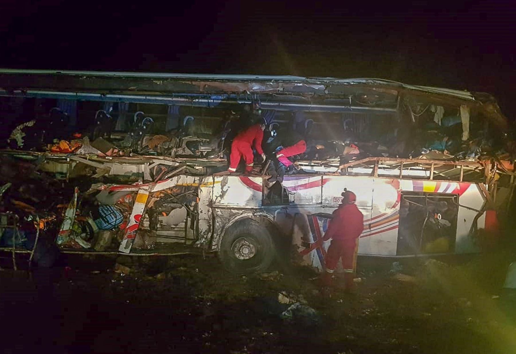 Equipos de emergencias trabajan en las labores de rescate tras un choque la madrugada de este lunes de un autobús y un camión en la zona occidental de Bolivia. Foto: EFE