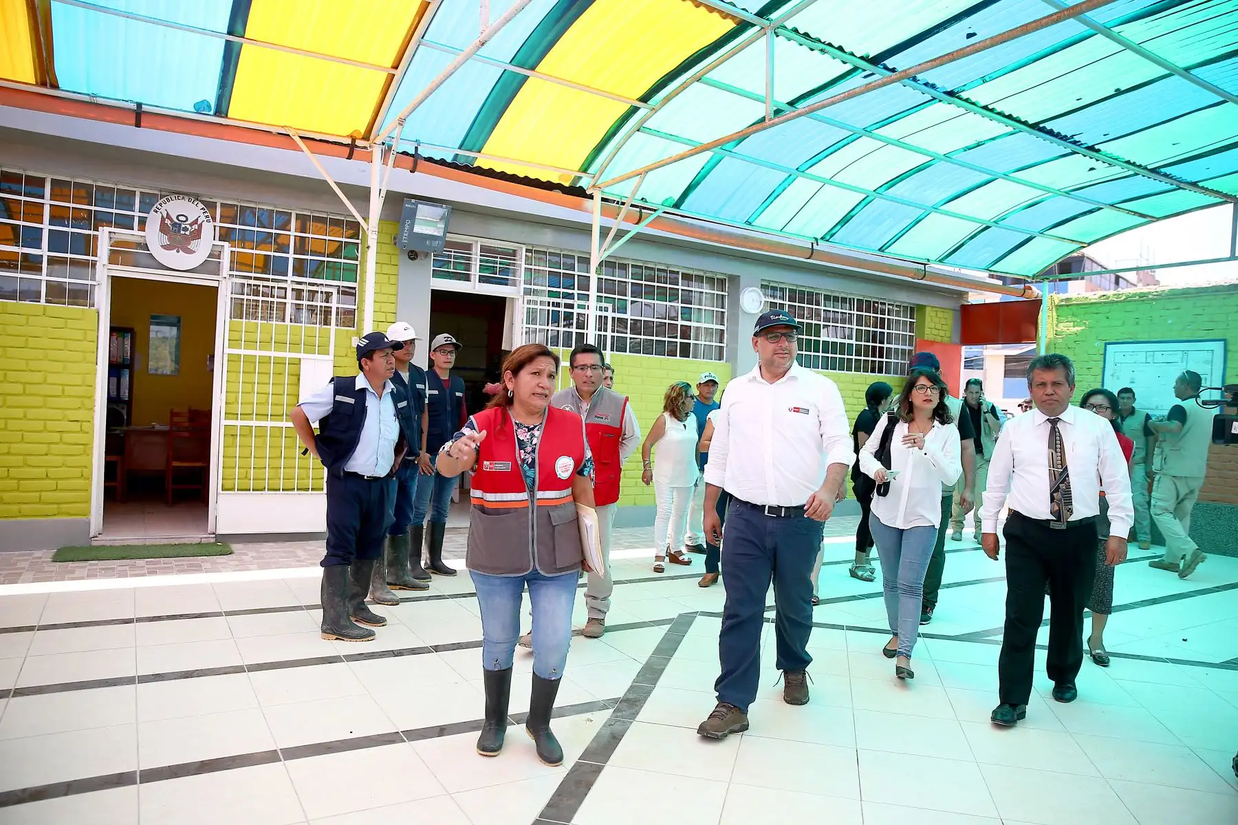 Ministro de Educación, Daniel Alfaro, inspecciona el Centro Educativo 044 Capullitos de Rosa en el pueblo joven Santa Rosa, en Chiclayo, acompañado por el presidente reginal de Lambayeque, Anselmo Lozano. Foto: ANDINA/Luis Iparraguirre