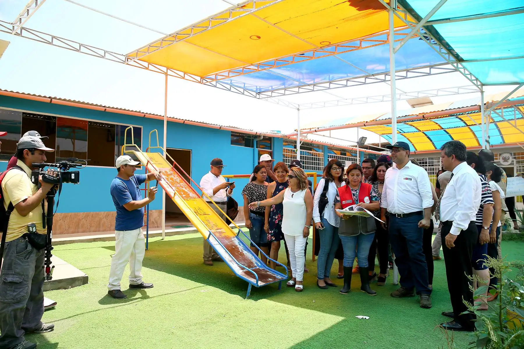 Ministro de Educación, Daniel Alfaro, inspecciona el Centro Educativo 044 Capullitos de Rosa en el pueblo joven Santa Rosa, en Chiclayo, acompañado por el presidente reginal de Lambayeque, Anselmo Lozano. Foto: ANDINA/Luis Iparraguirre