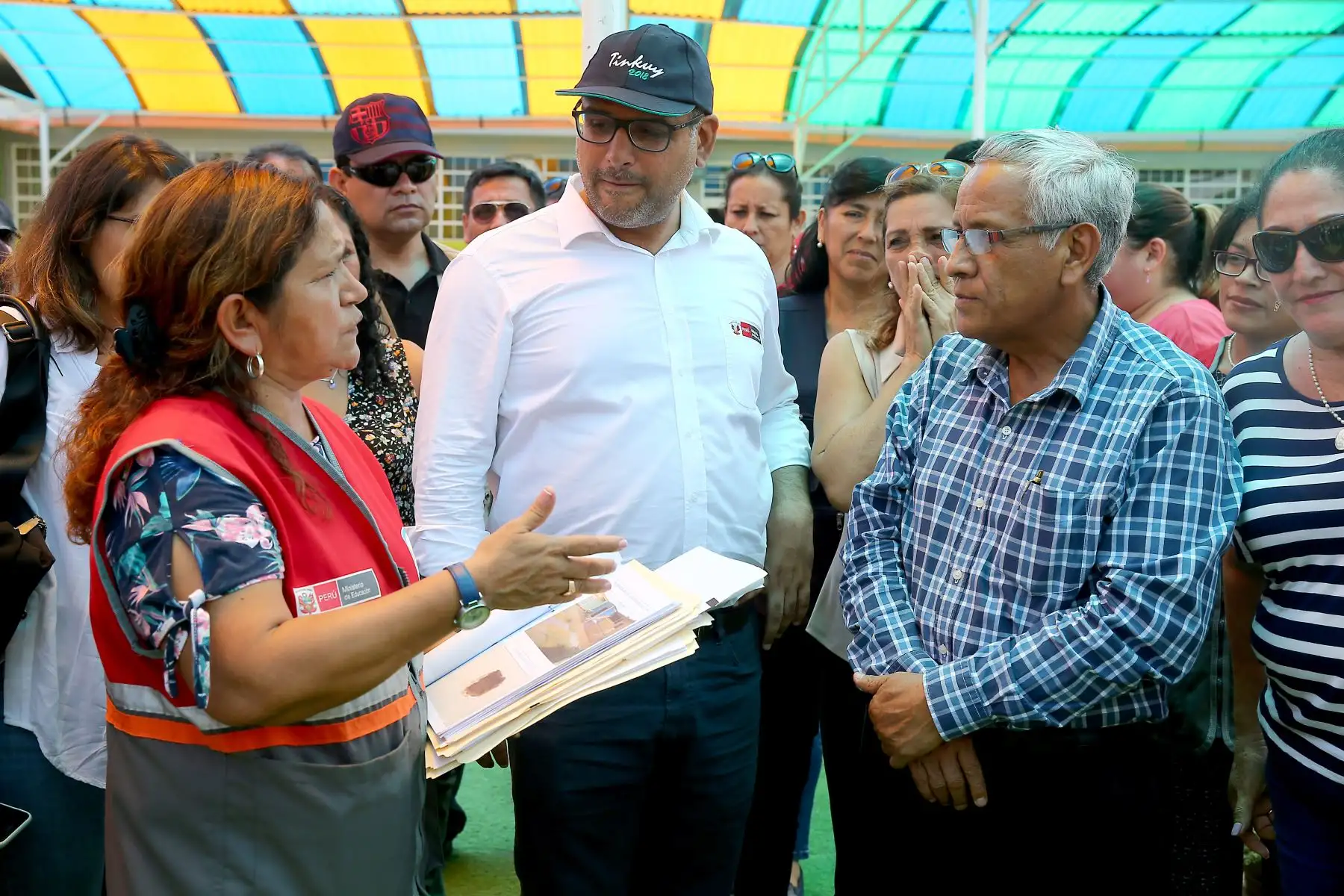 Ministro de Educación, Daniel Alfaro, inspecciona el Centro Educativo 044 Capullitos de Rosa en el pueblo joven Santa Rosa, en Chiclayo, acompañado por el presidente reginal de Lambayeque, Anselmo Lozano. Foto: ANDINA/Luis Iparraguirre