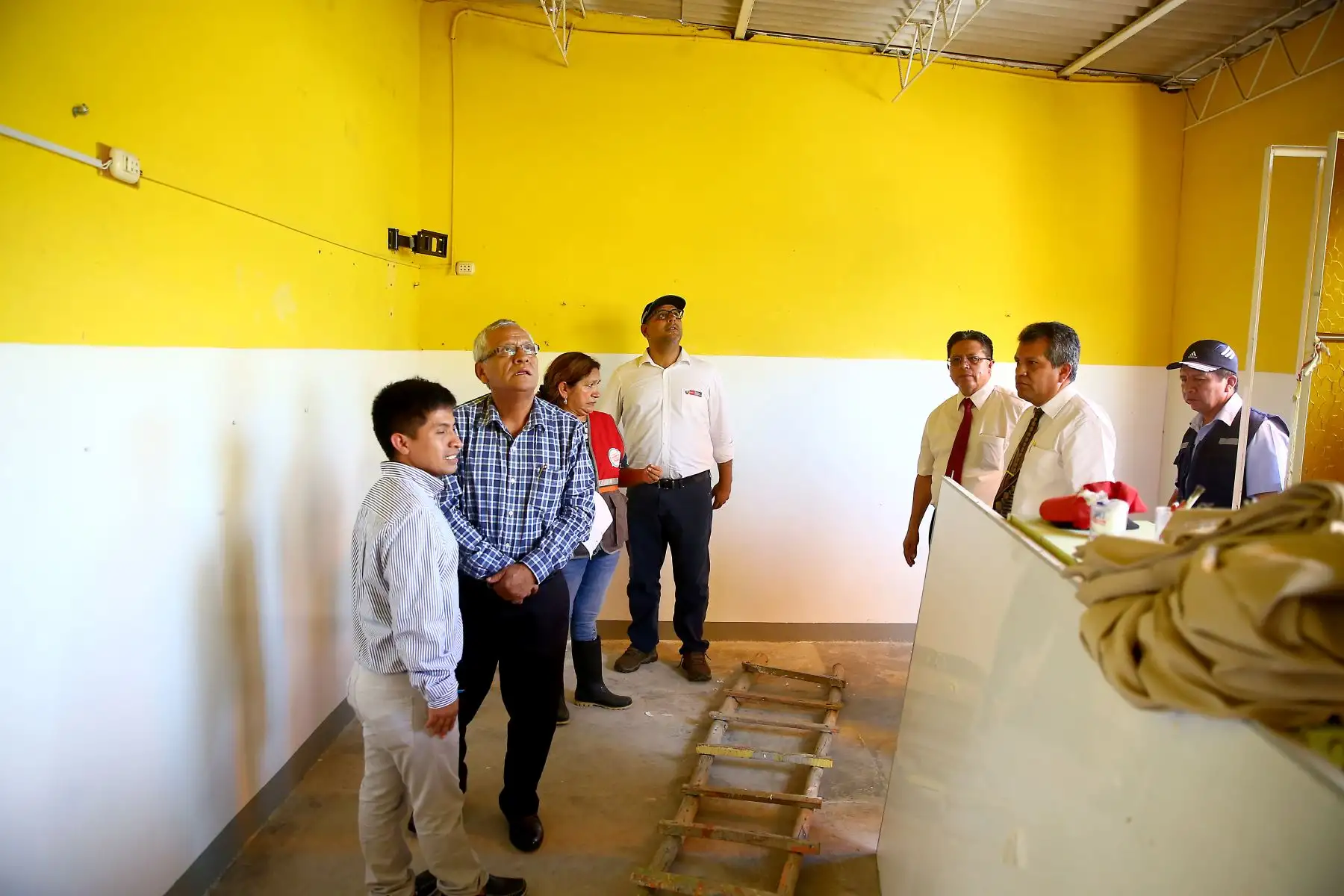 Ministro de Educación, Daniel Alfaro, inspecciona el Centro Educativo 044 Capullitos de Rosa en el pueblo joven Santa Rosa, en Chiclayo, acompañado por el presidente reginal de Lambayeque, Anselmo Lozano. Foto: ANDINA/Luis Iparraguirre