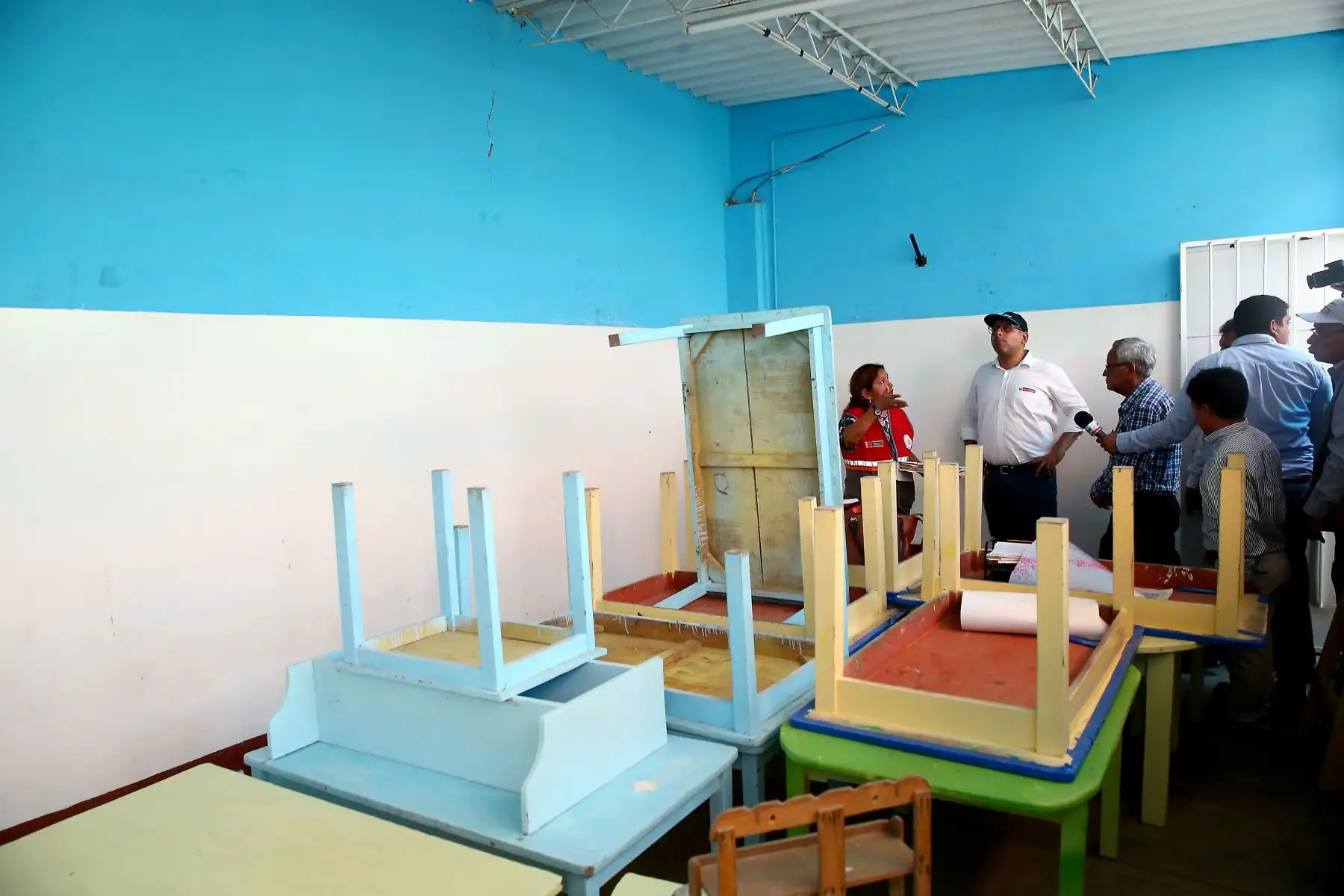 Ministro de Educación, Daniel Alfaro, inspecciona el Centro Educativo 044 Capullitos de Rosa en el pueblo joven Santa Rosa, en Chiclayo, acompañado por el presidente reginal de Lambayeque, Anselmo Lozano. Foto: ANDINA/Luis Iparraguirre