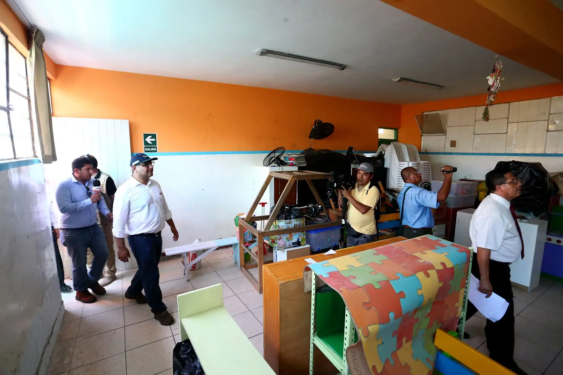 Ministro de Educación, Daniel Alfaro, inspecciona el Centro Educativo 044 Capullitos de Rosa en el pueblo joven Santa Rosa, en Chiclayo, acompañado por el presidente reginal de Lambayeque, Anselmo Lozano. Foto: ANDINA/Luis Iparraguirre