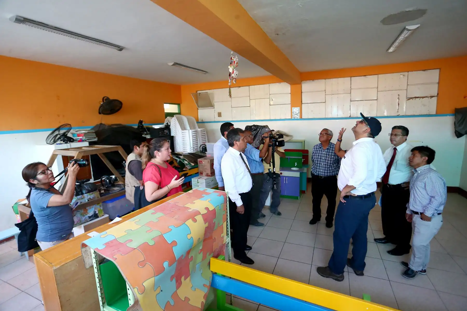 Ministro de Educación, Daniel Alfaro, inspecciona el Centro Educativo 044 Capullitos de Rosa en el pueblo joven Santa Rosa, en Chiclayo, acompañado por el presidente reginal de Lambayeque, Anselmo Lozano. Foto: ANDINA/Luis Iparraguirre