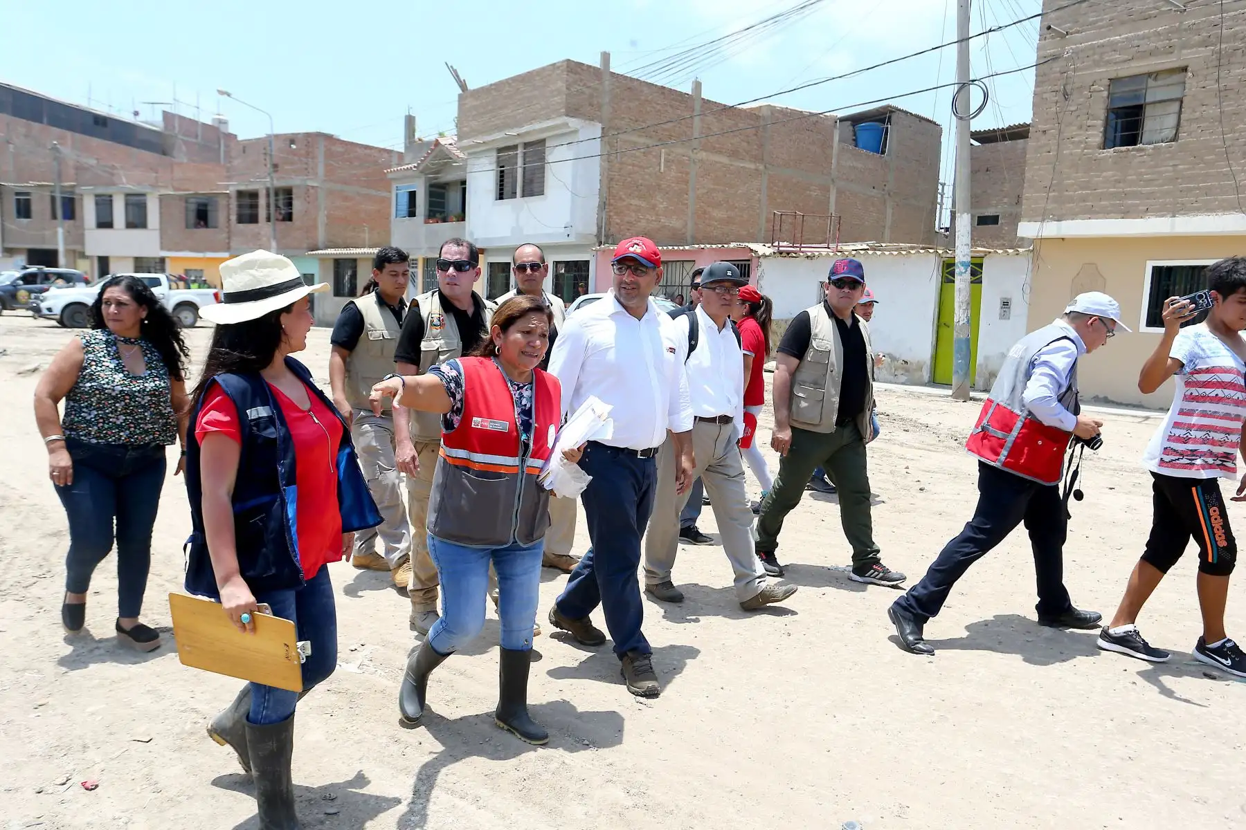 Ministro de Educación, Daniel Alfaro, inspecciona el Centro Educativo 044 Capullitos de Rosa en el pueblo joven Santa Rosa, en Chiclayo, acompañado por el presidente reginal de Lambayeque, Anselmo Lozano. Foto: ANDINA/Luis Iparraguirre