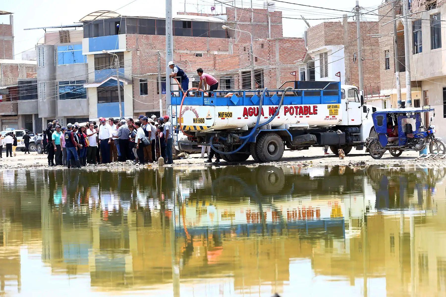 Ministro de Educación, Daniel Alfaro, inspecciona el Centro Educativo 044 Capullitos de Rosa en el pueblo joven Santa Rosa, en Chiclayo, acompañado por el presidente reginal de Lambayeque, Anselmo Lozano. Foto: ANDINA/Luis Iparraguirre
