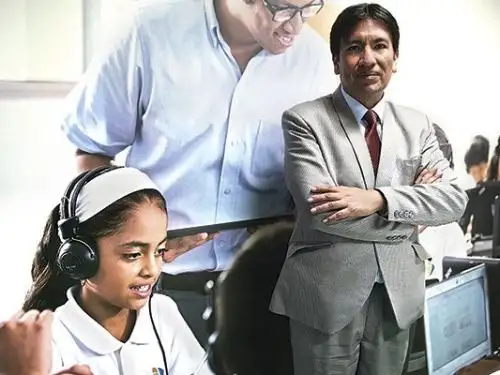 Profesor huaracino, ganador de premios internacionales por desarrollar la innovación en la enseñanza, es maestro de la II.EE Jesús de Nazareno de Huaráz. ANDINA