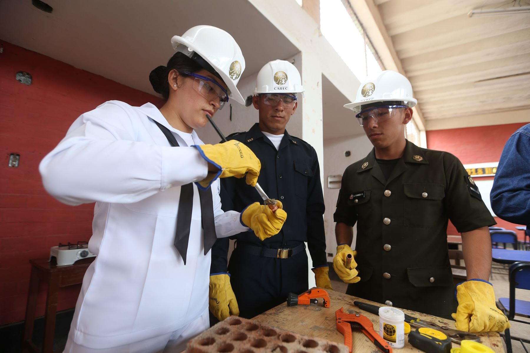 Soldados que terminan servicio militar voluntario estudian carreras técnicas, como por ejemplo, Instalación de gas natural.