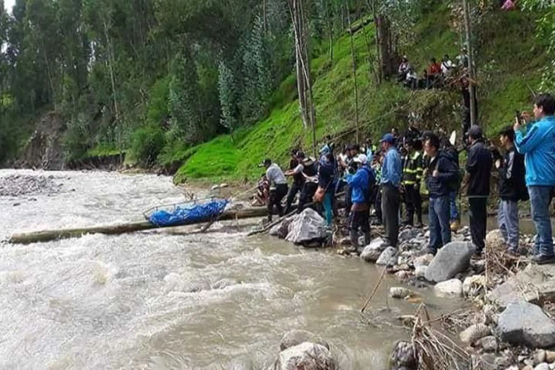 La Policía Nacional del Perú recuperó hoy el cuerpo de una anciana que cayó a las aguas del río Pomabamba, en la provincia del mismo nombre, región Áncash.