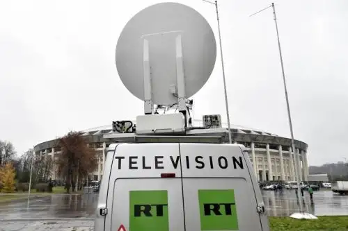 Una furgoneta del canal de televisión "RT" en Rusia. Foto: AFP.