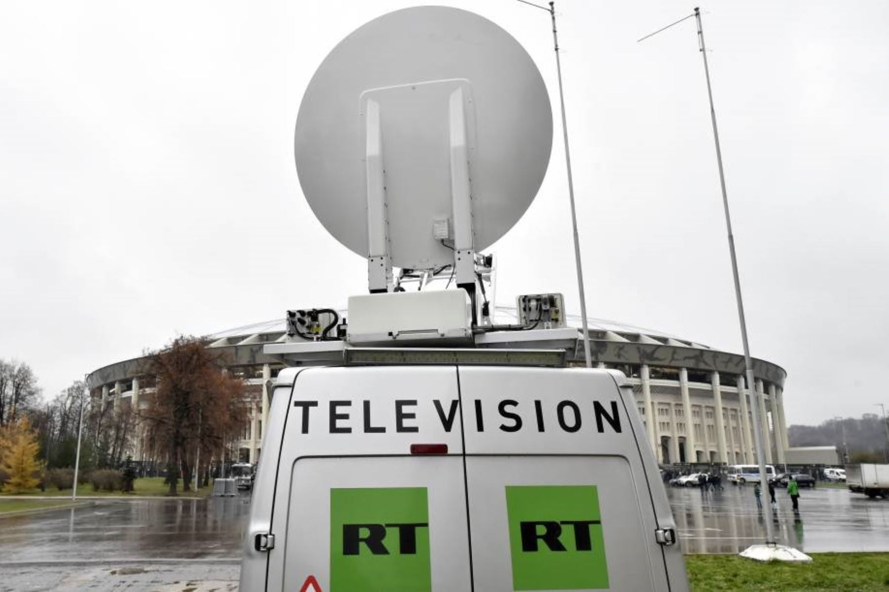 Una furgoneta del canal de televisión "RT" en Rusia. Foto: AFP.