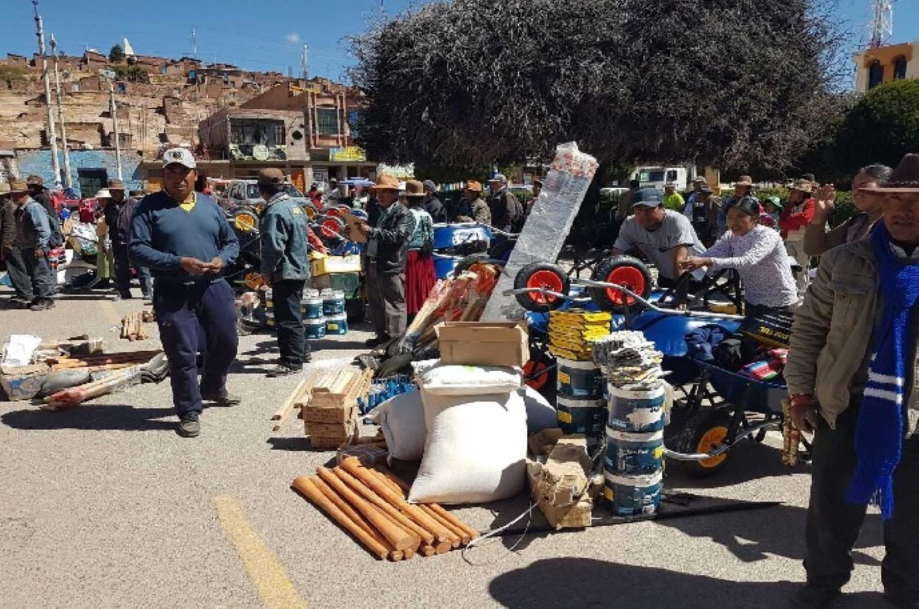 Tras la evaluación in situ la magnitud de los daños en los distritos afectados por las inundaciones y huaicos en la región Arequipa, el Ministerio de Agricultura y Riego (Minagri) anunció la entrega de 88 kits de herramientas y 561 kits de seguridad a los damnificados.