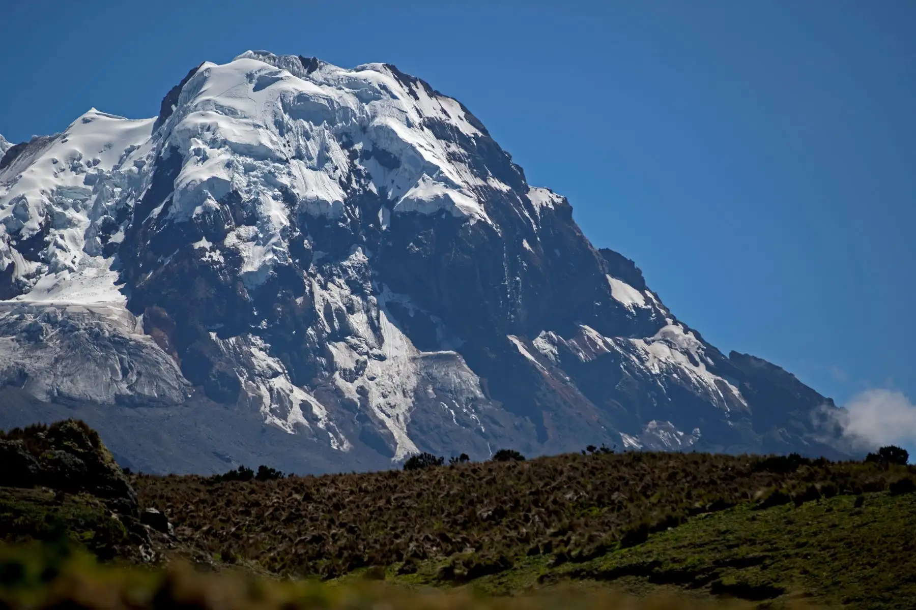 Volcán Antisana, que cuenta con una cobertura glaciar y está ubicado en la provincia de Napo (Ecuador). Foto: EFE
