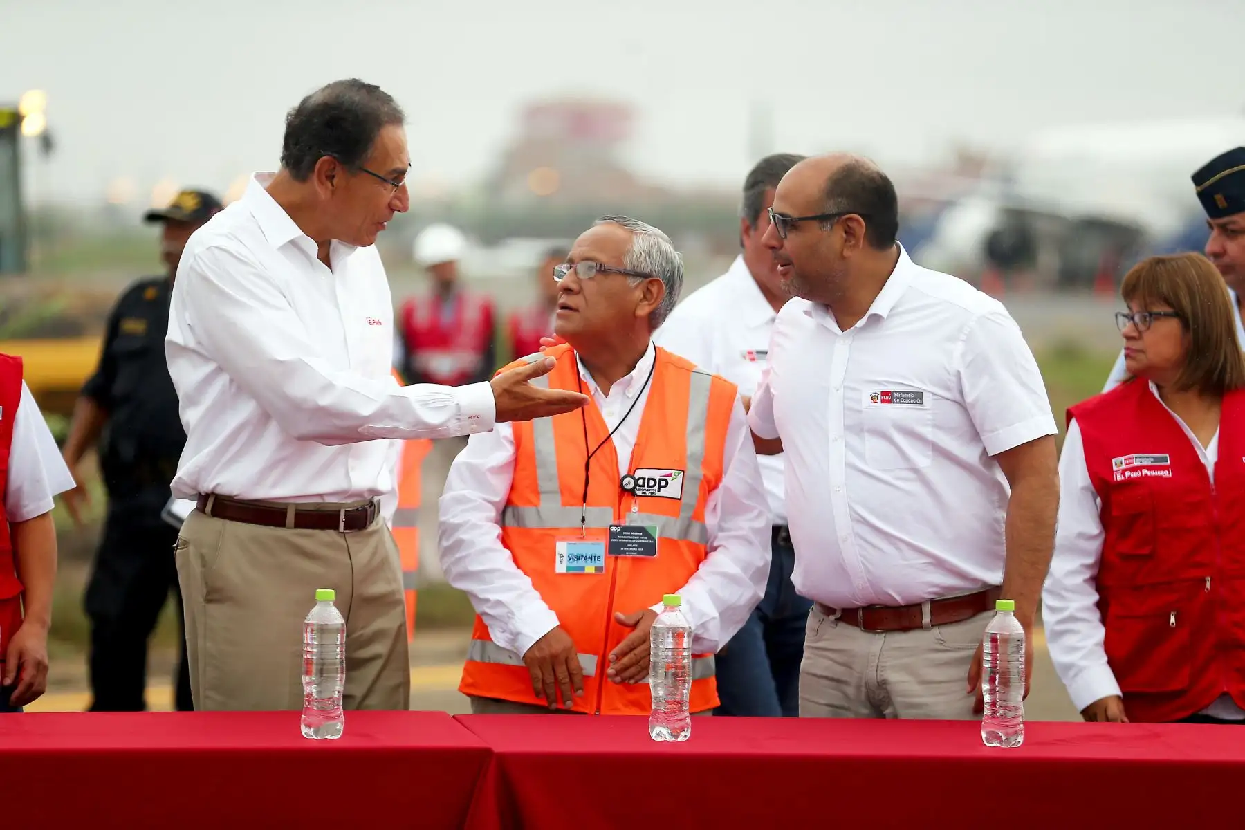 Presidente de la República, Martín Vizcarra, acompañado de los titulares de Transportes y Comunicaciones, Educación y Producción, asisten a inicio de obras de rehabilitación en el aeropuerto de Chiclayo. Foto: ANDINA/Luis Iparraguirre