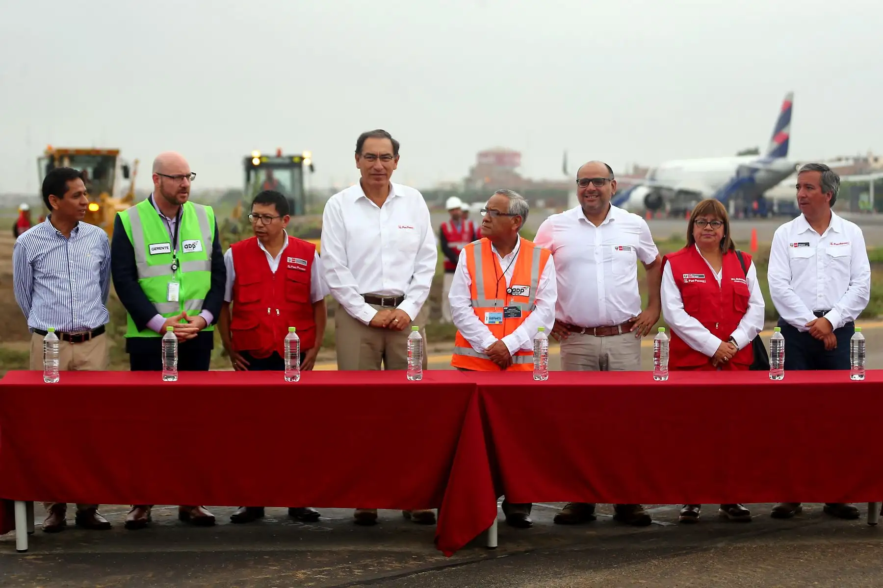 Presidente de la República, Martín Vizcarra, acompañado de los titulares de Transportes y Comunicaciones, Educación y Producción, asisten a inicio de obras de rehabilitación en el aeropuerto de Chiclayo. Foto: ANDINA/Luis Iparraguirre