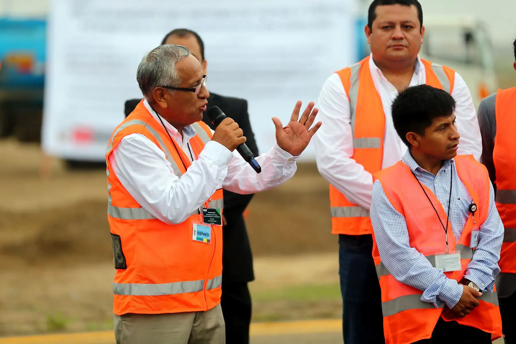 Presidente de la República, Martín Vizcarra, acompañado de los titulares de Transportes y Comunicaciones, Educación y Producción, asisten a inicio de obras de rehabilitación en el aeropuerto de Chiclayo. Foto: ANDINA/Luis Iparraguirre