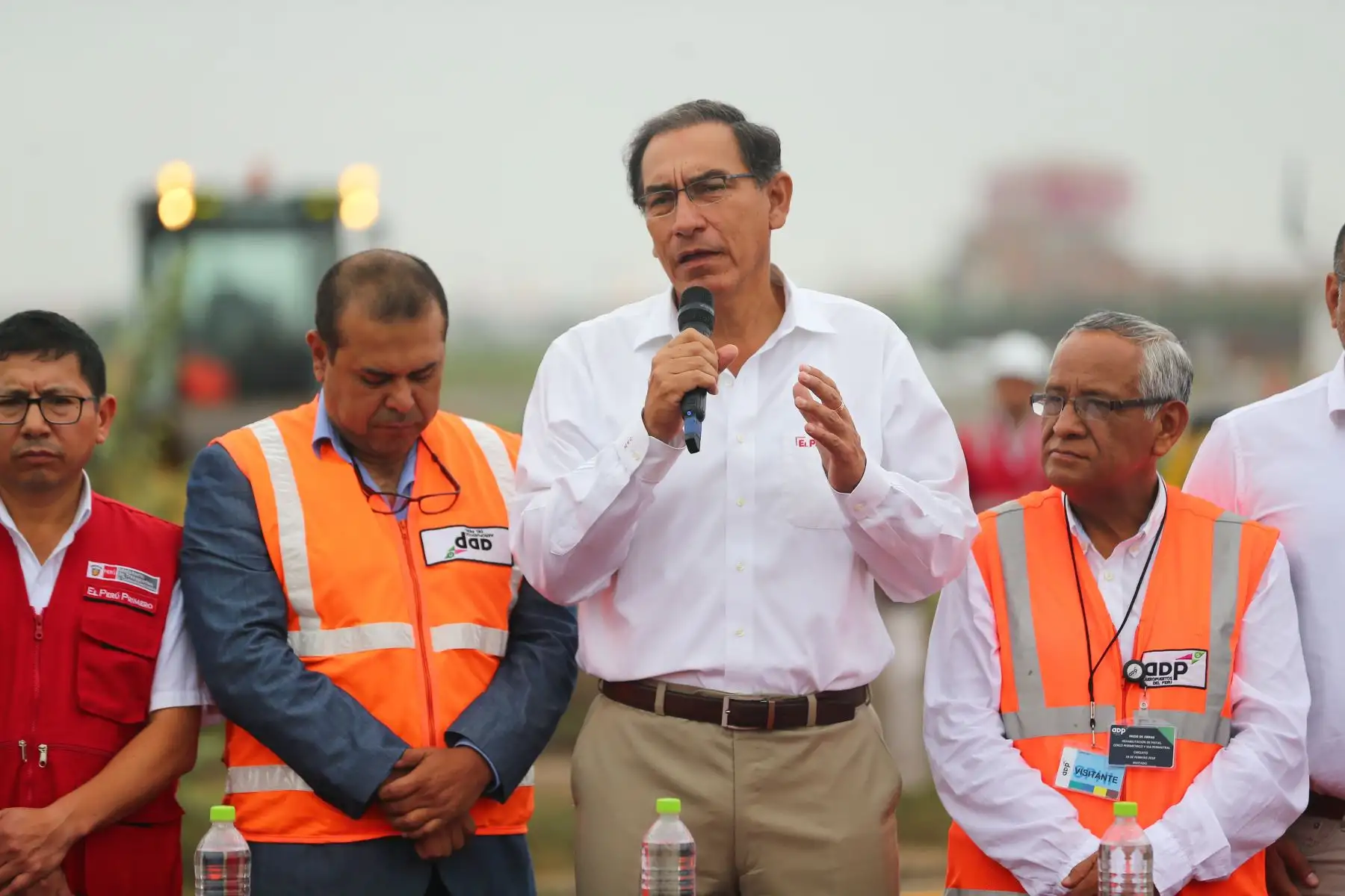 Presidente de la República, Martín Vizcarra, acompañado de los titulares de Transportes y Comunicaciones, Educación y Producción, asisten a inicio de obras de rehabilitación en el aeropuerto de Chiclayo. Foto: ANDINA/Luis Iparraguirre
