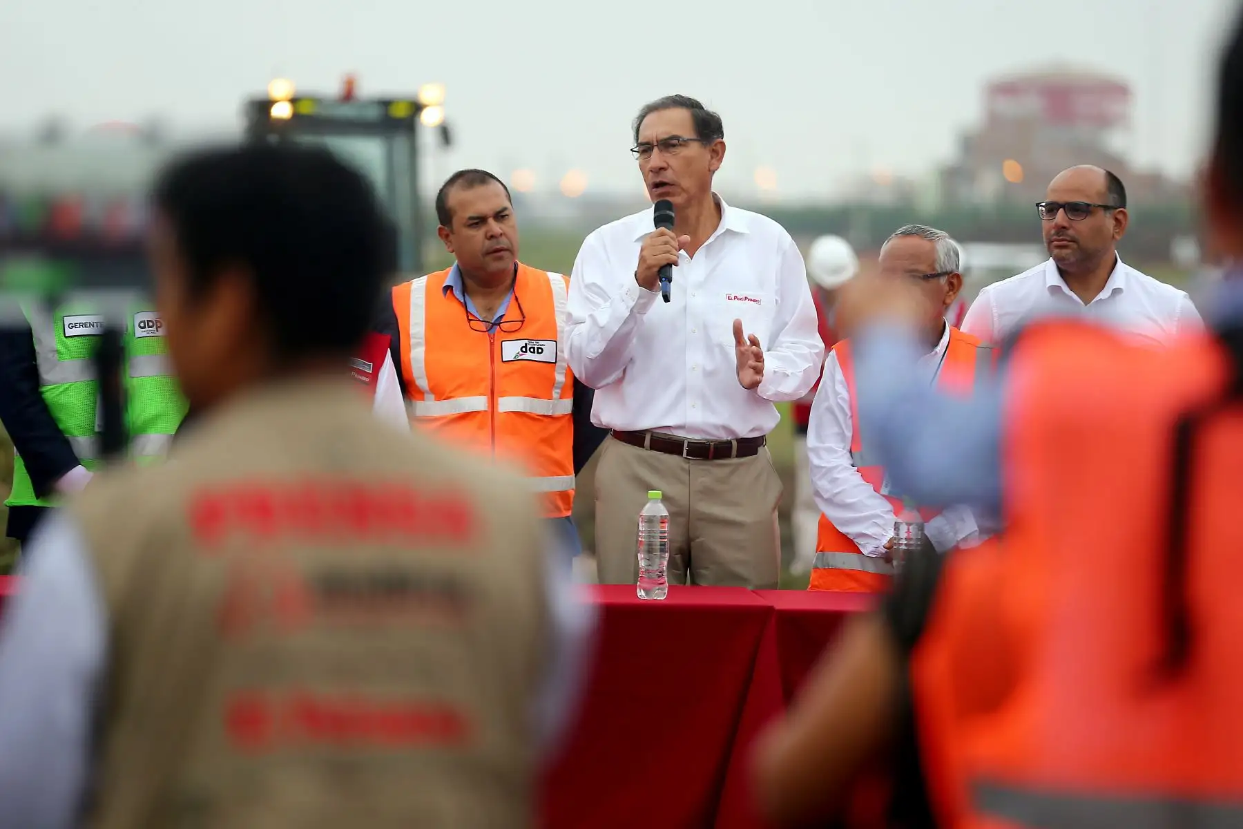 Presidente de la República, Martín Vizcarra, acompañado de los titulares de Transportes y Comunicaciones, Educación y Producción, asisten a inicio de obras de rehabilitación en el aeropuerto de Chiclayo. Foto: ANDINA/Luis Iparraguirre