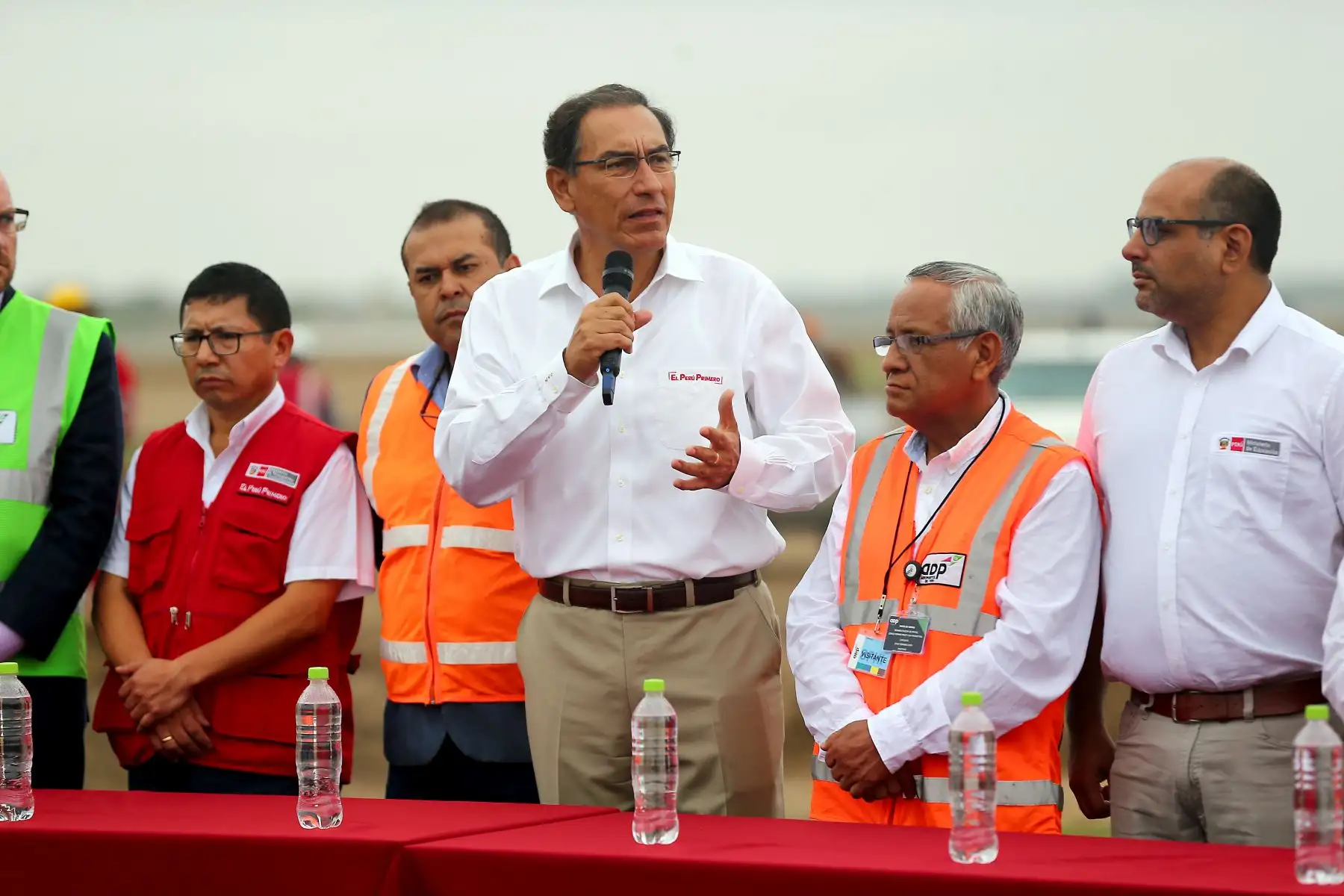 Presidente de la República, Martín Vizcarra, acompañado de los titulares de Transportes y Comunicaciones, Educación y Producción, asisten a inicio de obras de rehabilitación en el aeropuerto de Chiclayo. Foto: ANDINA/Luis Iparraguirre