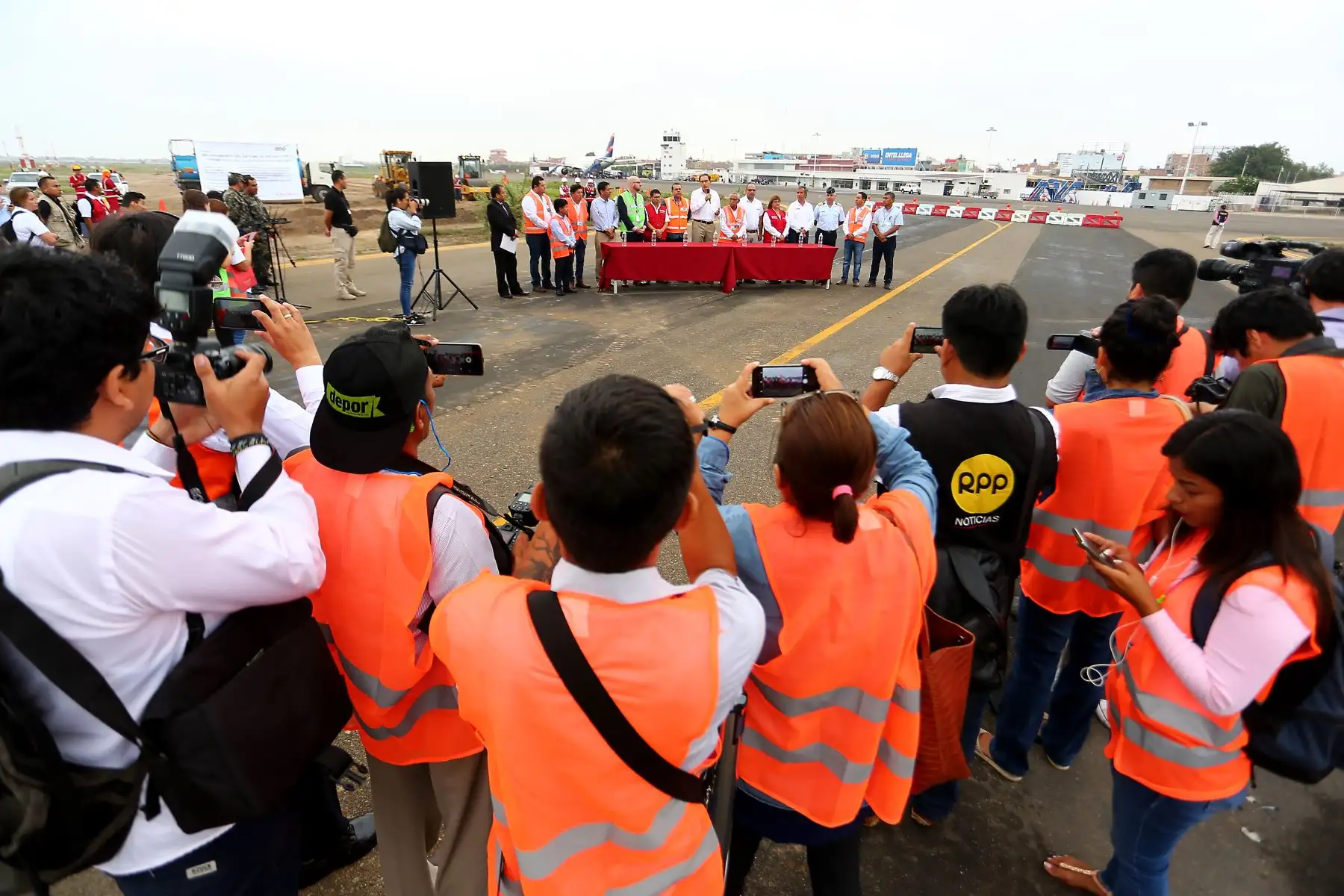 Presidente de la República, Martín Vizcarra, acompañado de los titulares de Transportes y Comunicaciones, Educación y Producción, asisten a inicio de obras de rehabilitación en el aeropuerto de Chiclayo. Foto: ANDINA/Luis Iparraguirre