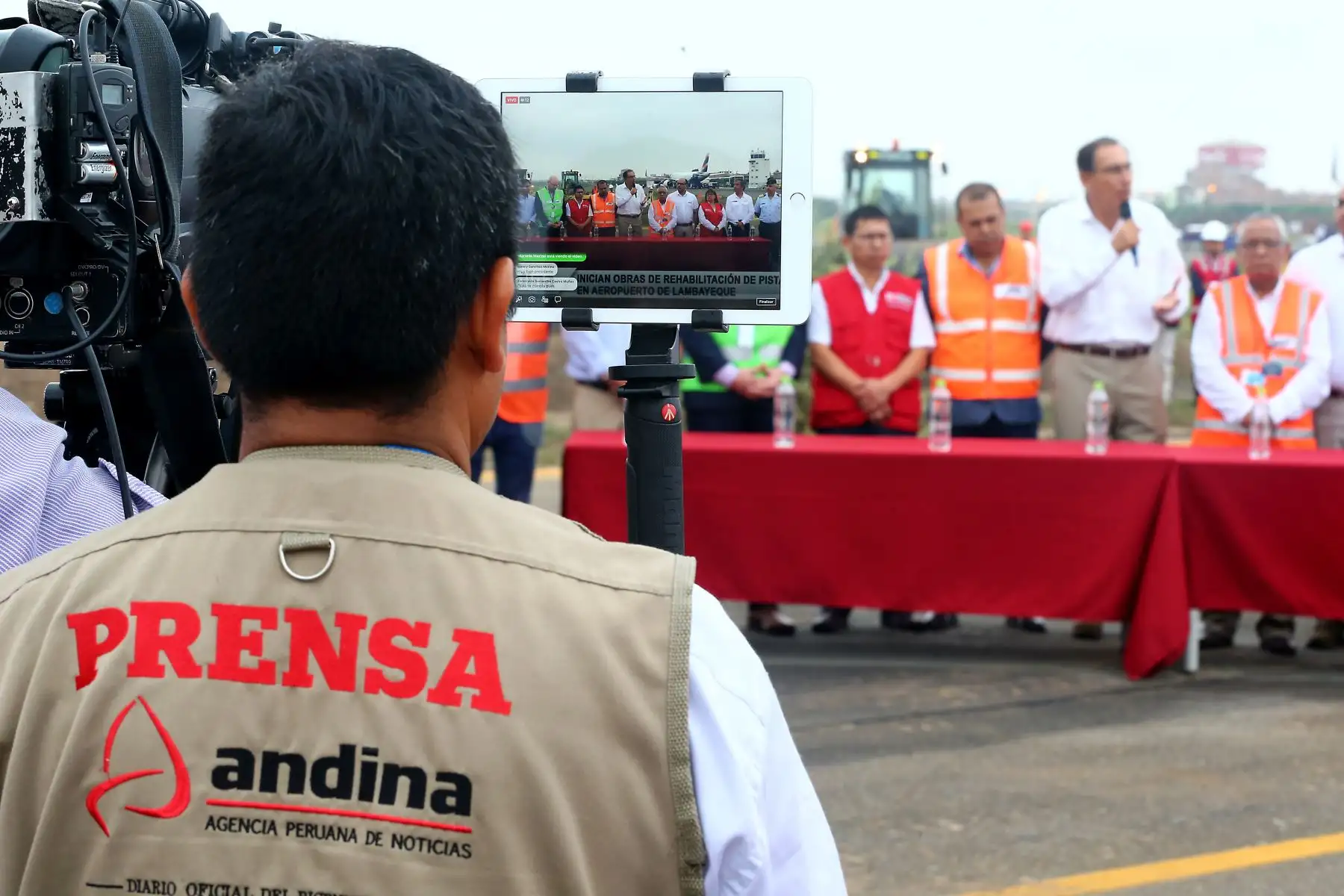 Presidente de la República, Martín Vizcarra, acompañado de los titulares de Transportes y Comunicaciones, Educación y Producción, asisten a inicio de obras de rehabilitación en el aeropuerto de Chiclayo. Foto: ANDINA/Luis Iparraguirre