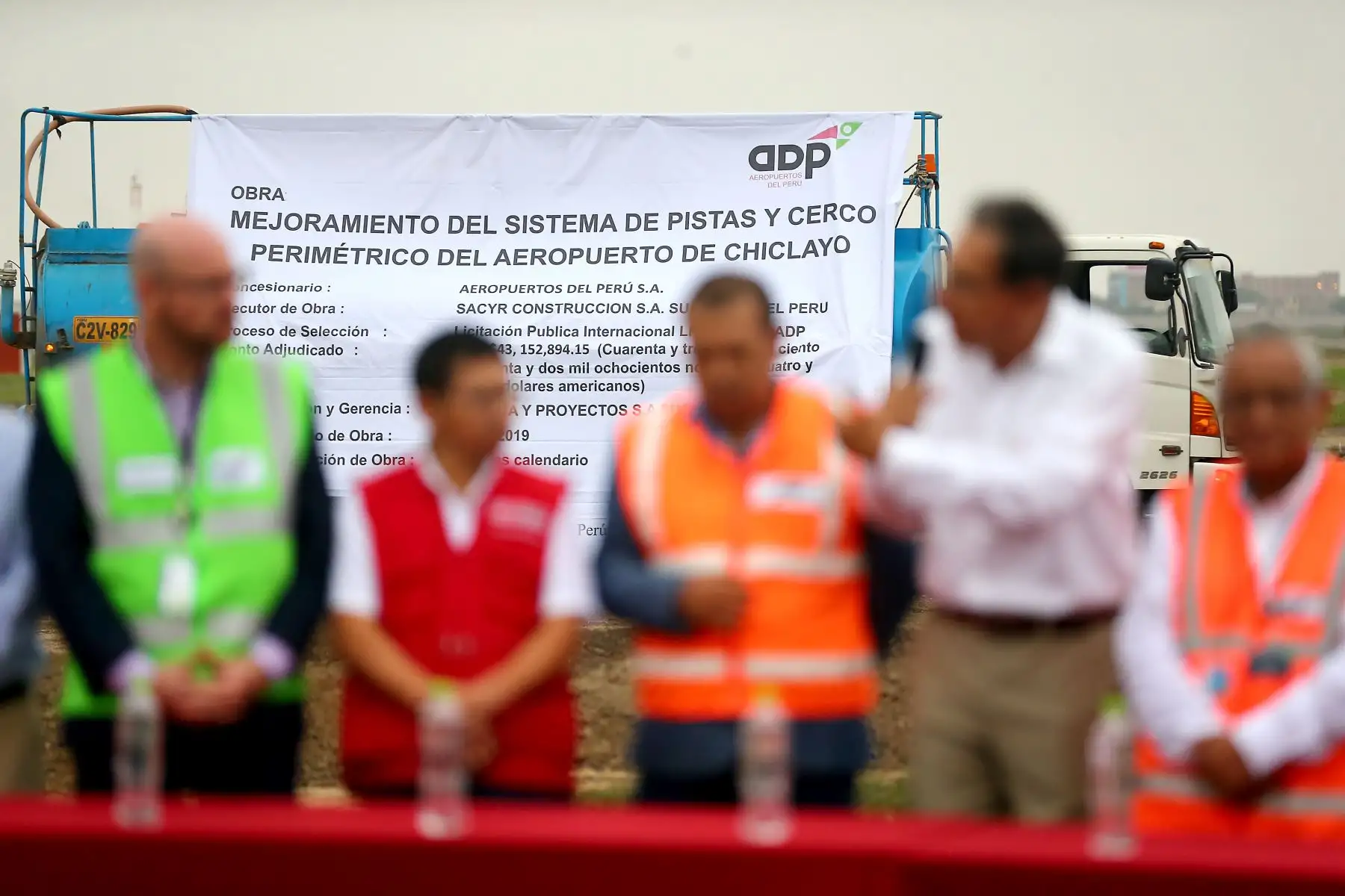Presidente de la República, Martín Vizcarra, acompañado de los titulares de Transportes y Comunicaciones, Educación y Producción, asisten a inicio de obras de rehabilitación en el aeropuerto de Chiclayo. Foto: ANDINA/Luis Iparraguirre