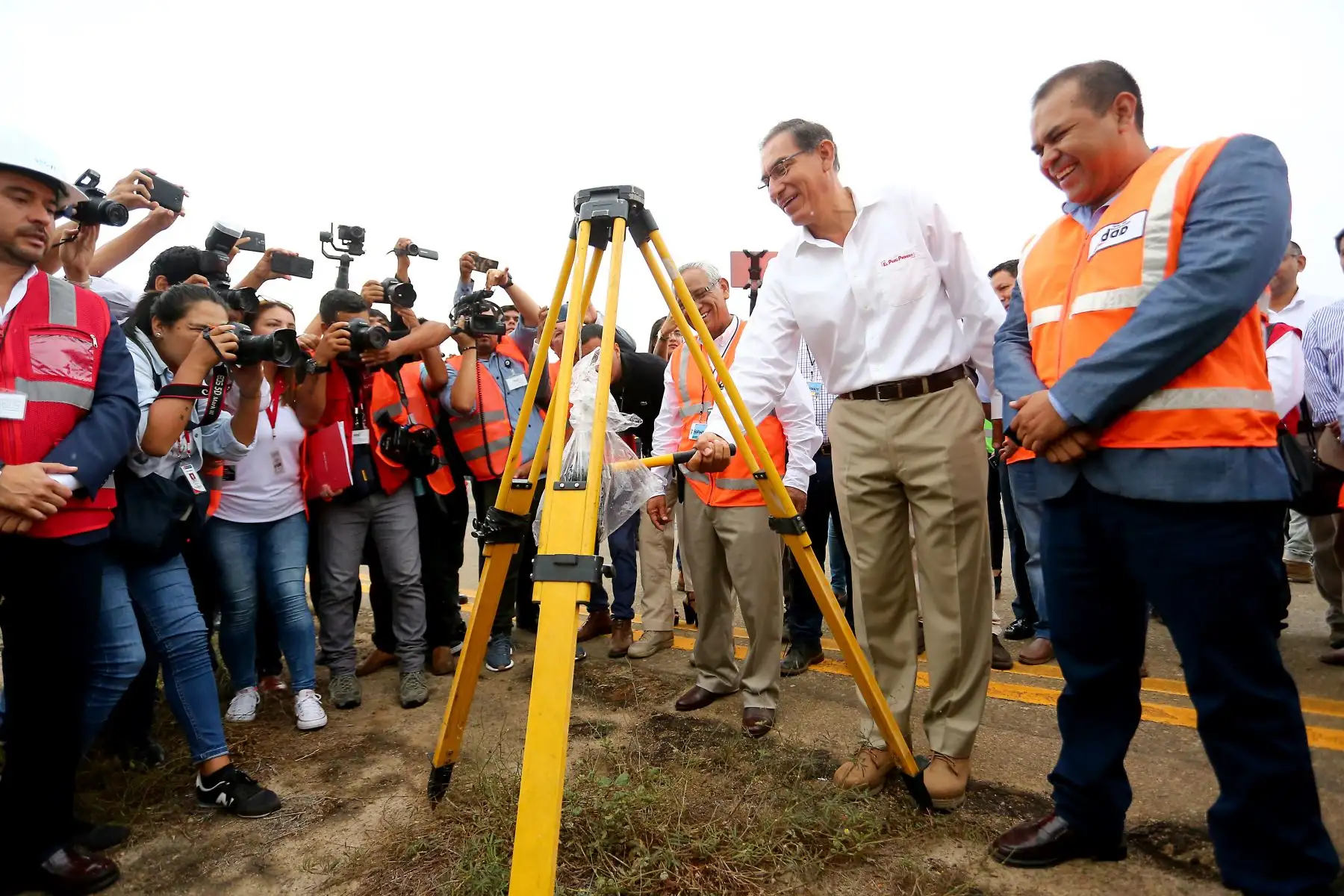 Presidente de la República, Martín Vizcarra, acompañado de los titulares de Transportes y Comunicaciones, Educación y Producción, asisten a inicio de obras de rehabilitación en el aeropuerto de Chiclayo. Foto: ANDINA/Luis Iparraguirre