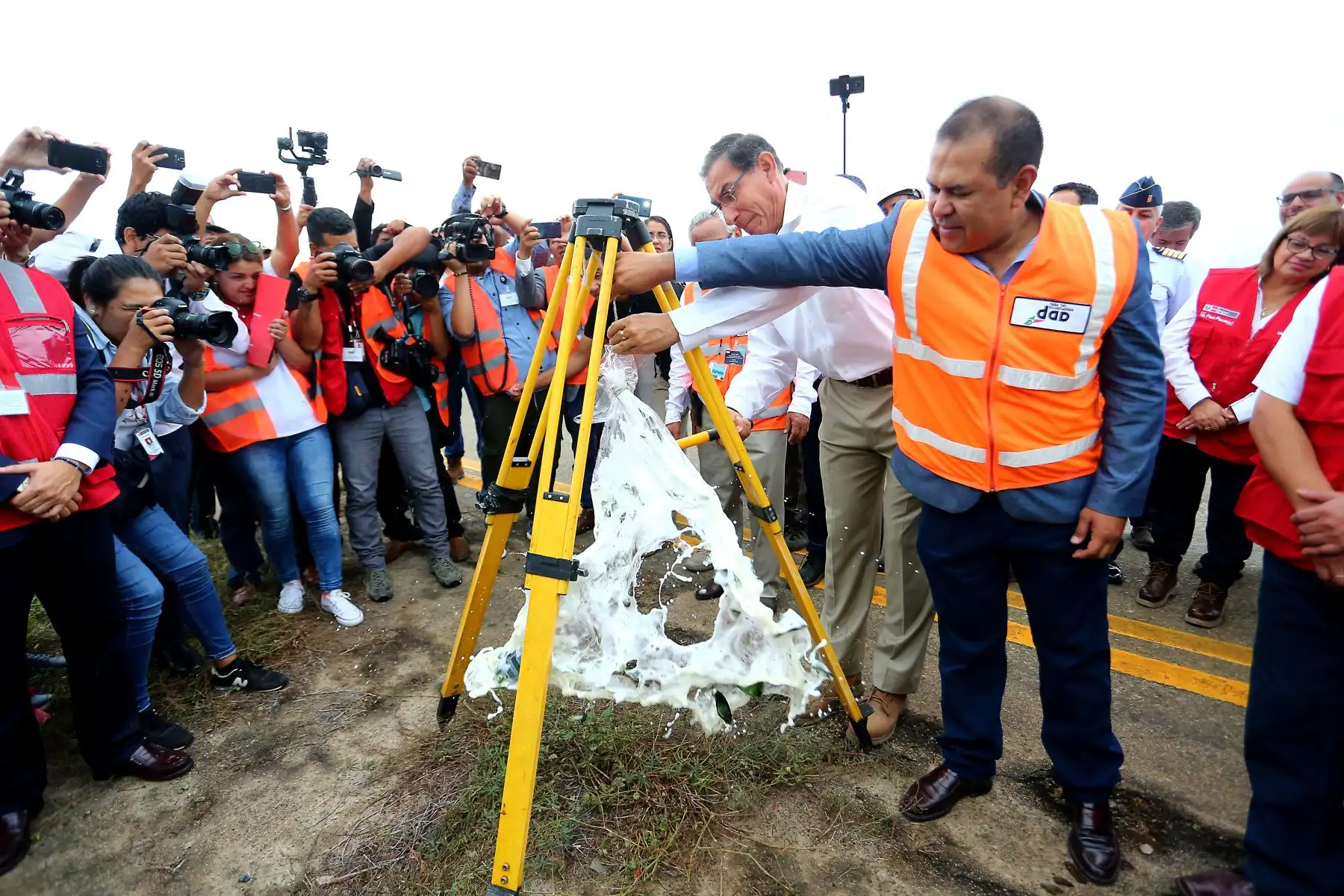 Presidente de la República, Martín Vizcarra, acompañado de los titulares de Transportes y Comunicaciones, Educación y Producción, asisten a inicio de obras de rehabilitación en el aeropuerto de Chiclayo. Foto: ANDINA/Luis Iparraguirre