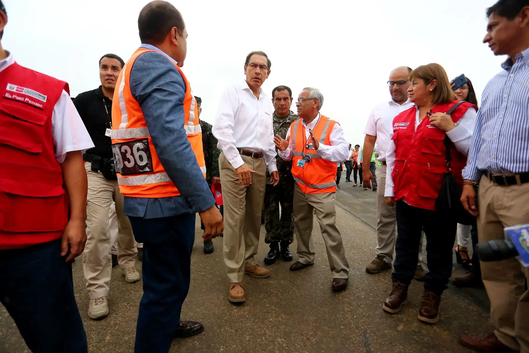 Presidente de la República, Martín Vizcarra, acompañado de los titulares de Transportes y Comunicaciones, Educación y Producción, asisten a inicio de obras de rehabilitación en el aeropuerto de Chiclayo. Foto: ANDINA/Luis Iparraguirre