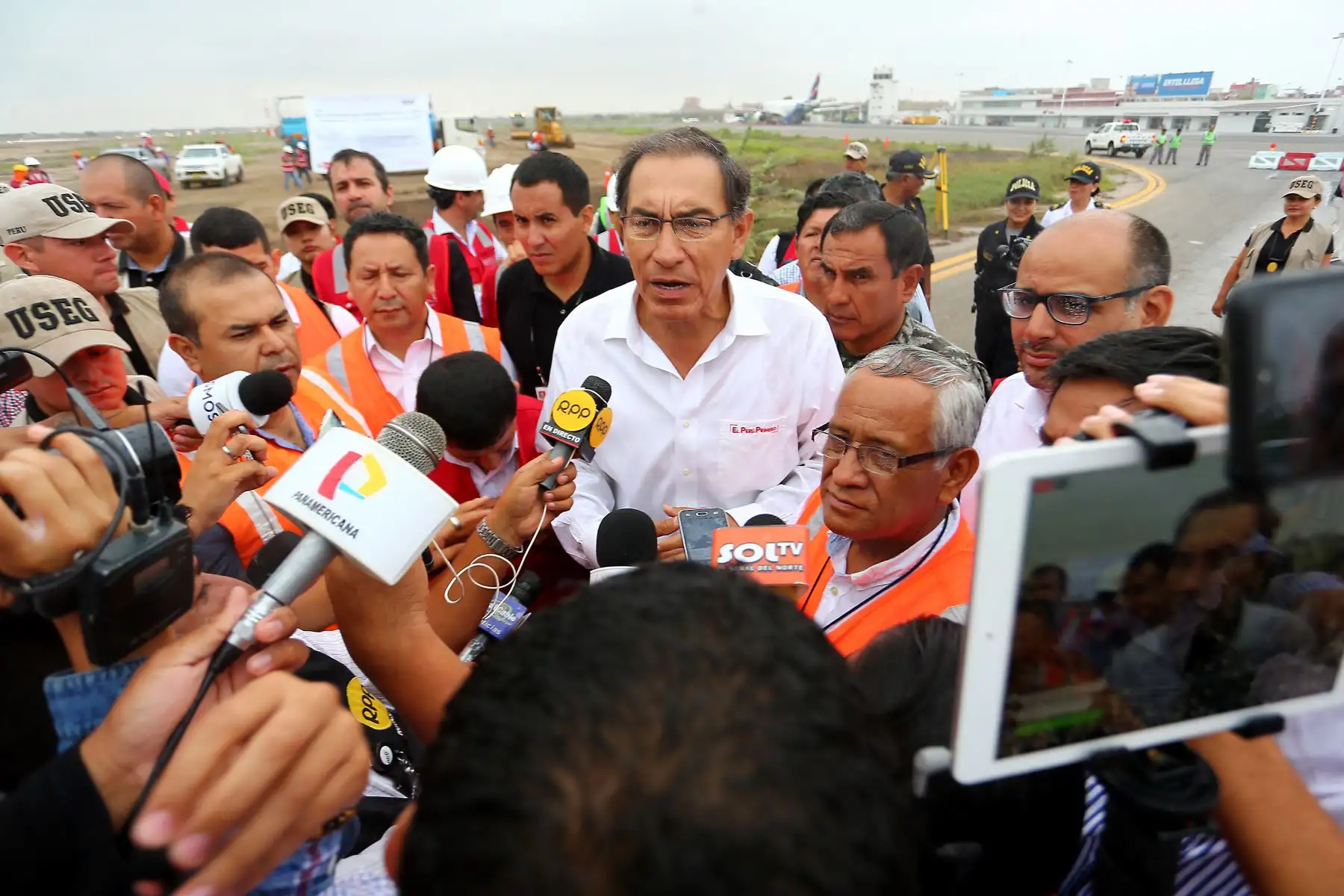 Presidente de la República, Martín Vizcarra, acompañado de los titulares de Transportes y Comunicaciones, Educación y Producción, asisten a inicio de obras de rehabilitación en el aeropuerto de Chiclayo. Foto: ANDINA/Luis Iparraguirre