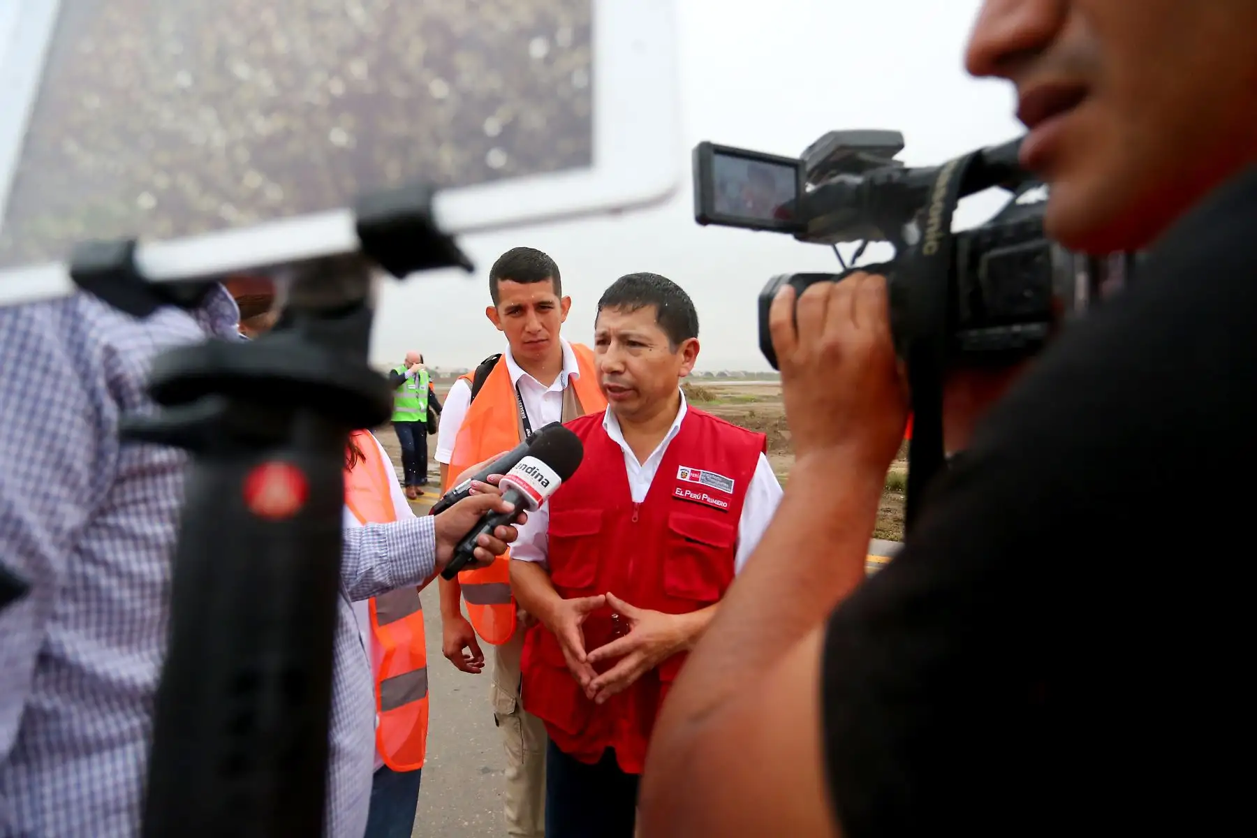 Presidente de la República, Martín Vizcarra, acompañado de los titulares de Transportes y Comunicaciones, Educación y Producción, asisten a inicio de obras de rehabilitación en el aeropuerto de Chiclayo. Foto: ANDINA/Luis Iparraguirre