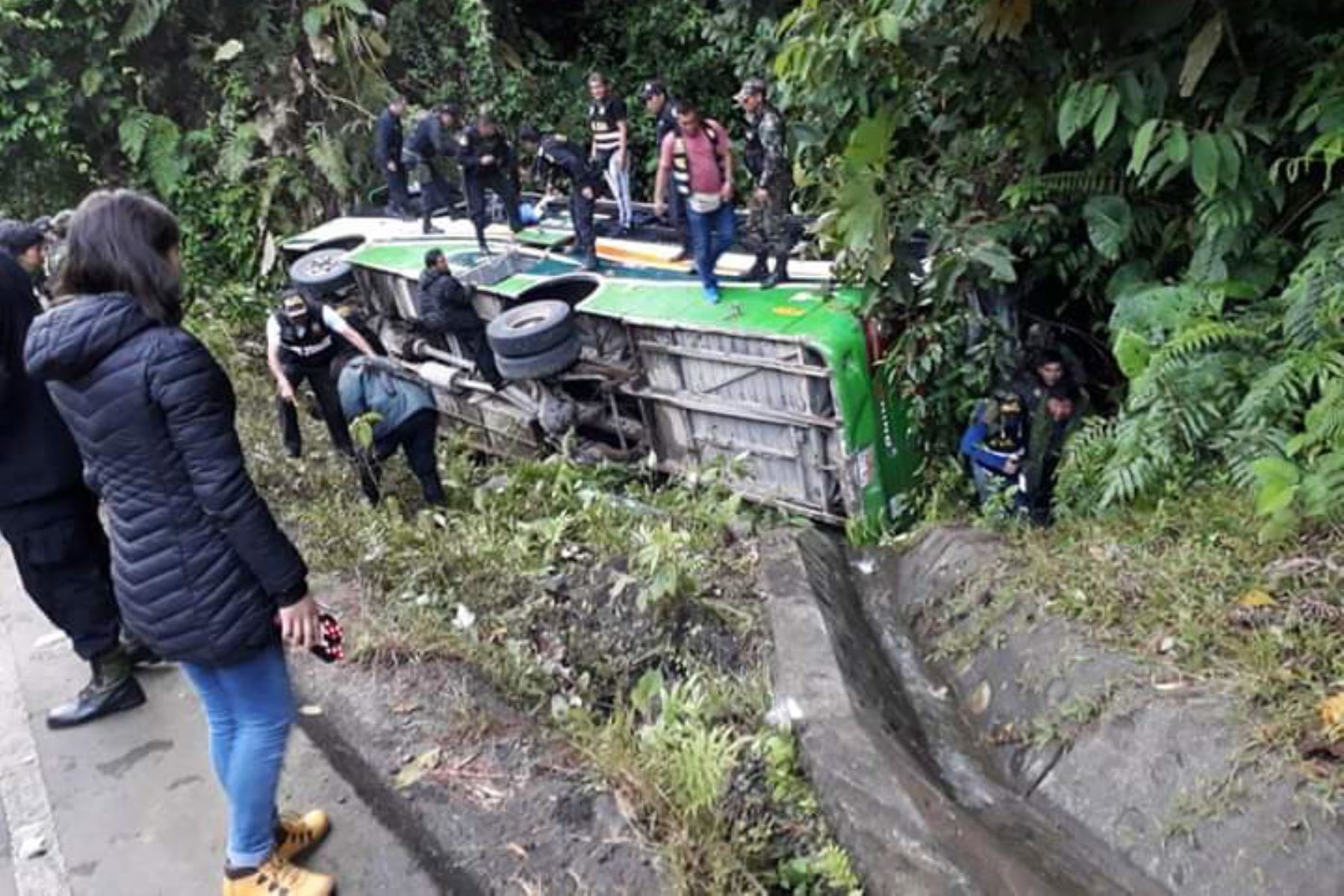 Una fiscal y dos policías mueren tras vuelco de bus en vía Interoceánica, entre Cusco y Madre de Dios.