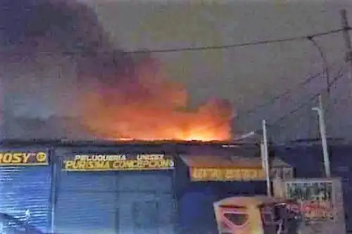 ANDINAIncendio reduce a cenizas a diez puestos del mercado Modelo de Chiclayo, en Lambayeque. ANDINA