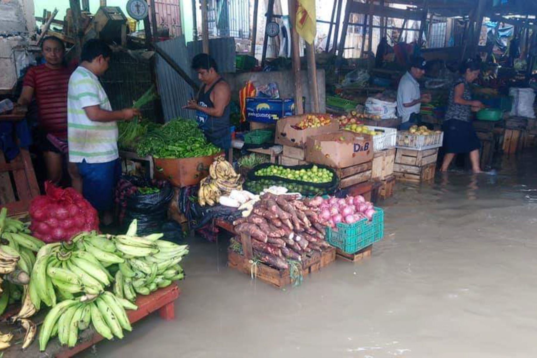 Desborde de Canal Internacional inunda mercado de Aguas Verdes, en Tumbes. ANDINA