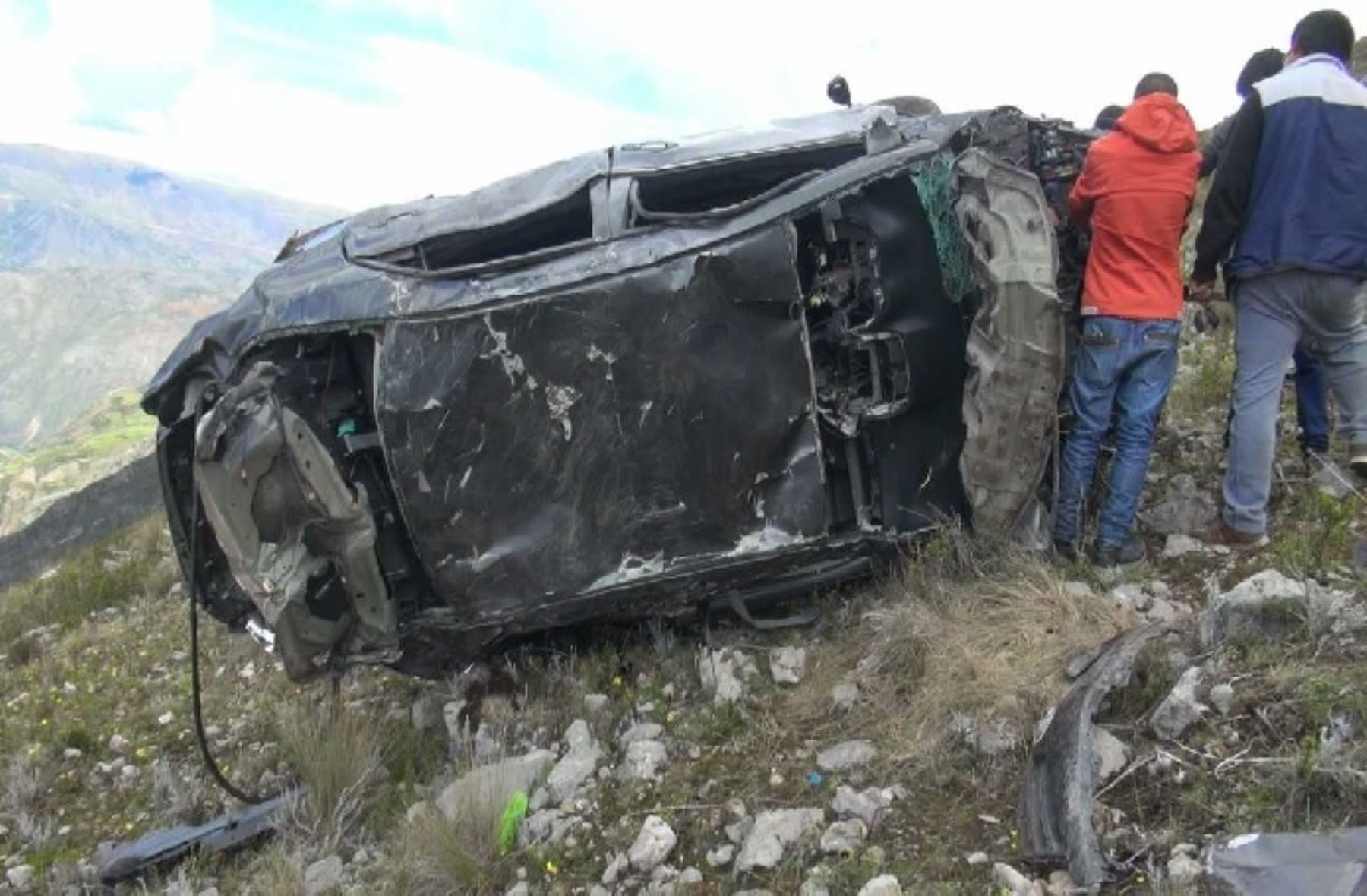 Tres personas, entre ellos un bebé y una adolescente, murieron al despistarse y volcar la camioneta en la que viajaban hacia un abismo de más de 300 metros de profundidad, en la carretera que une Huancayo (Junín) con el distrito de Moya, en la provincia y región Huancavelica.