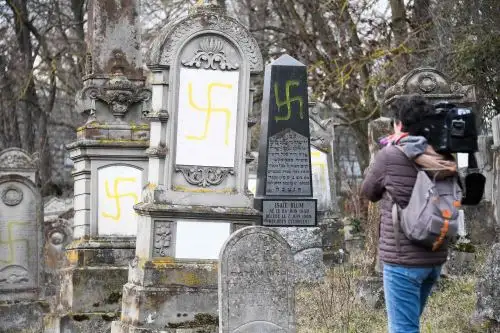 Tumbas vandalizadas con esvásticas en el cementerio judío de Quatzenheim, el día de una marcha nacional contra el aumento de los ataques antisemitas. Foto: AFP