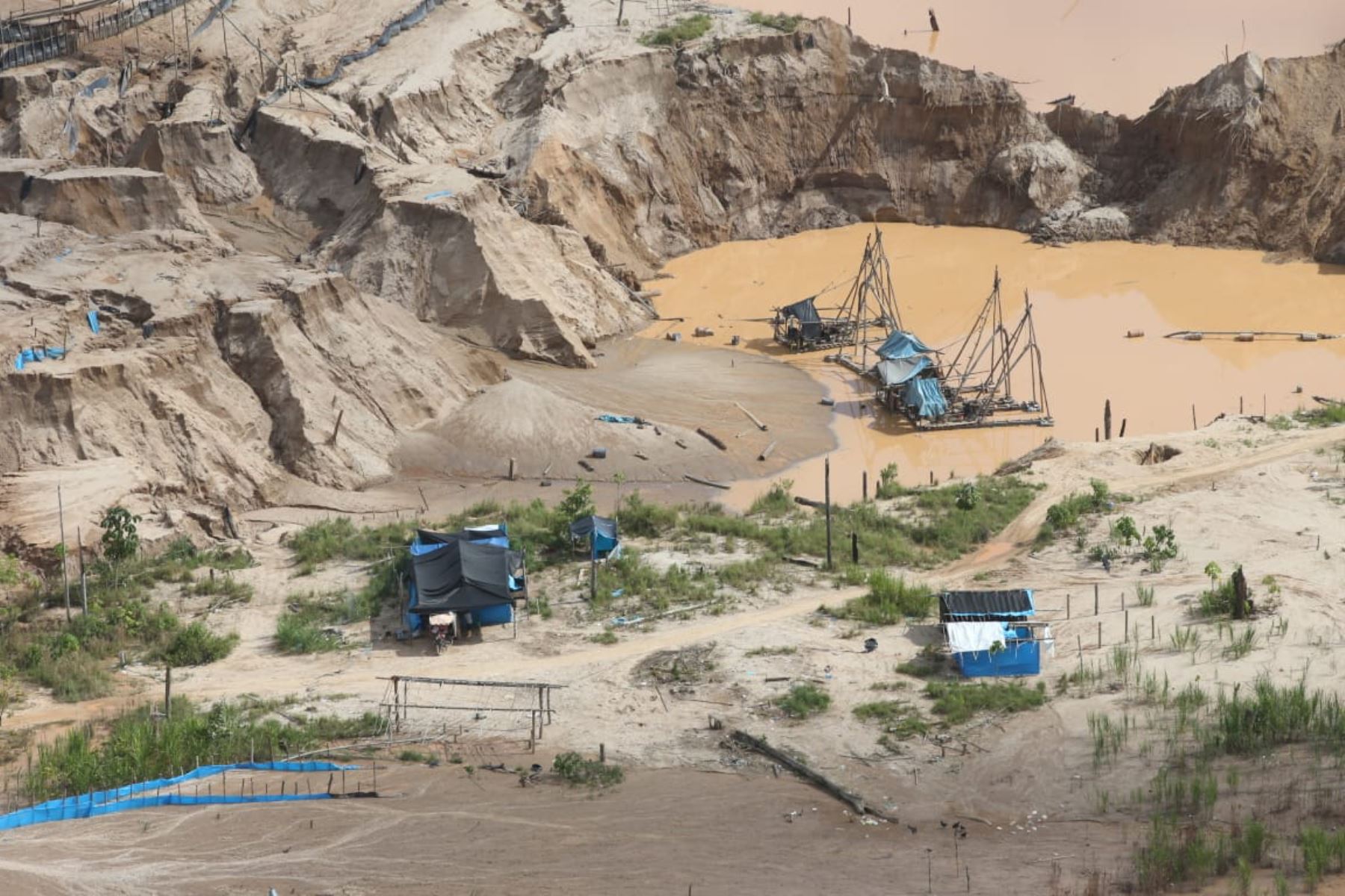 Bragas abandonadas  por los mineros ilegales, en las reservas de Tambopata, luego del Operativo Mercurio 2019. Foto: ANDINA/Jhony Laurente