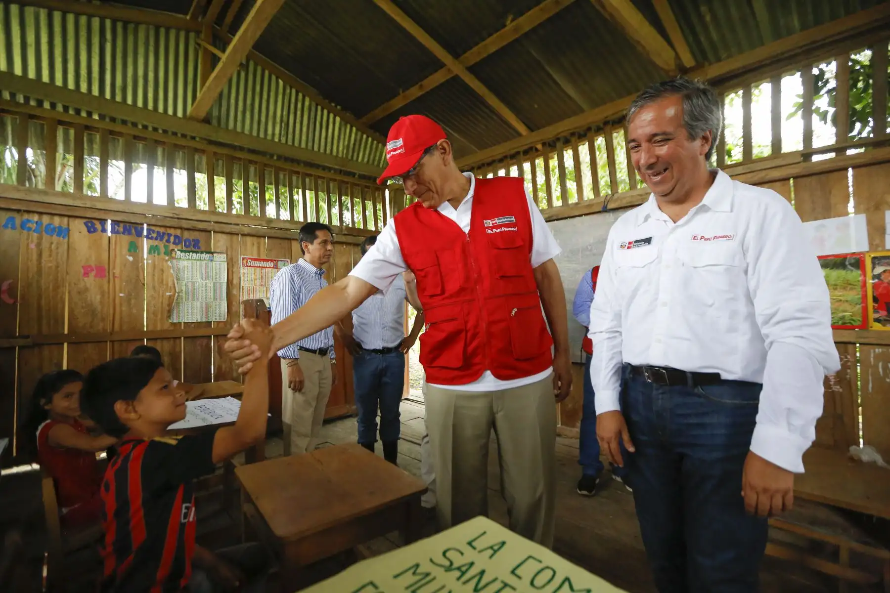 Presidente Martín Vizcarra inspeccionó I.E. Nº60957 Santa Ana de Muyuy R. Amazonas. Mandatario dispuso acciones para atender zona afectada por el desborde del río Amazonas. Foto: ANDINA/Prensa Presidencia