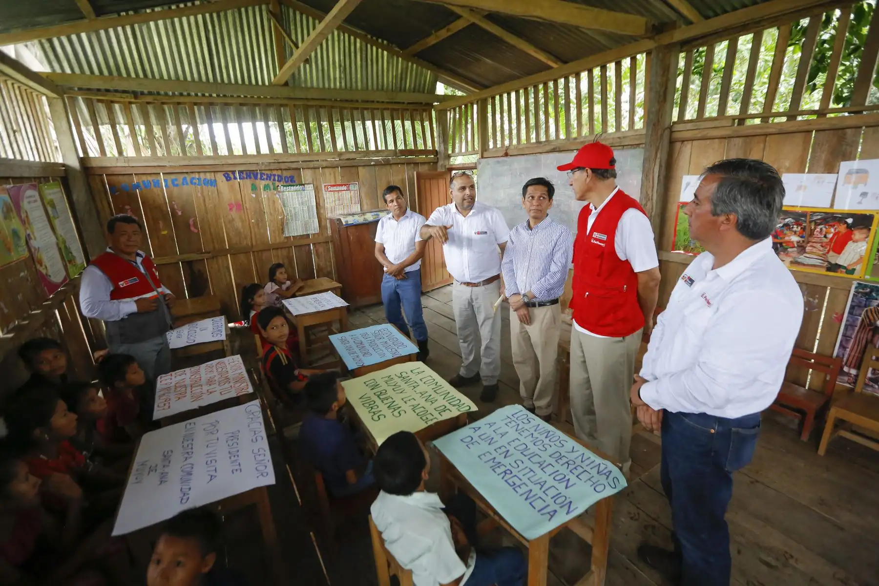 Presidente Martín Vizcarra inspeccionó I.E. Nº60957 Santa Ana de Muyuy R. Amazonas. Mandatario dispuso acciones para atender zona afectada por el desborde del río Amazonas. Foto: ANDINA/Prensa Presidencia