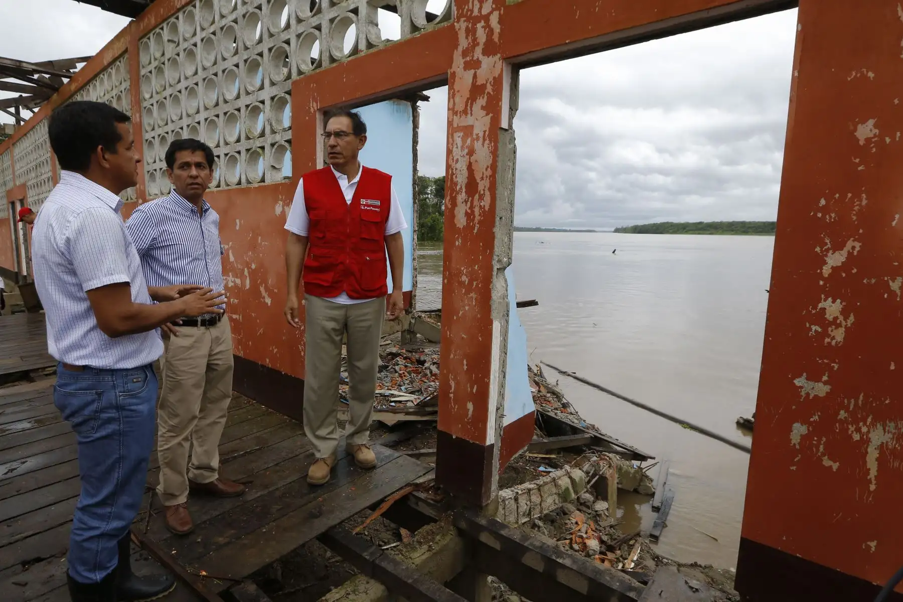 Presidente Martín Vizcarra inspeccionó I.E. Nº60957 Santa Ana de Muyuy R. Amazonas. Mandatario dispuso acciones para atender zona afectada por el desborde del río Amazonas. Foto: ANDINA/Prensa Presidencia