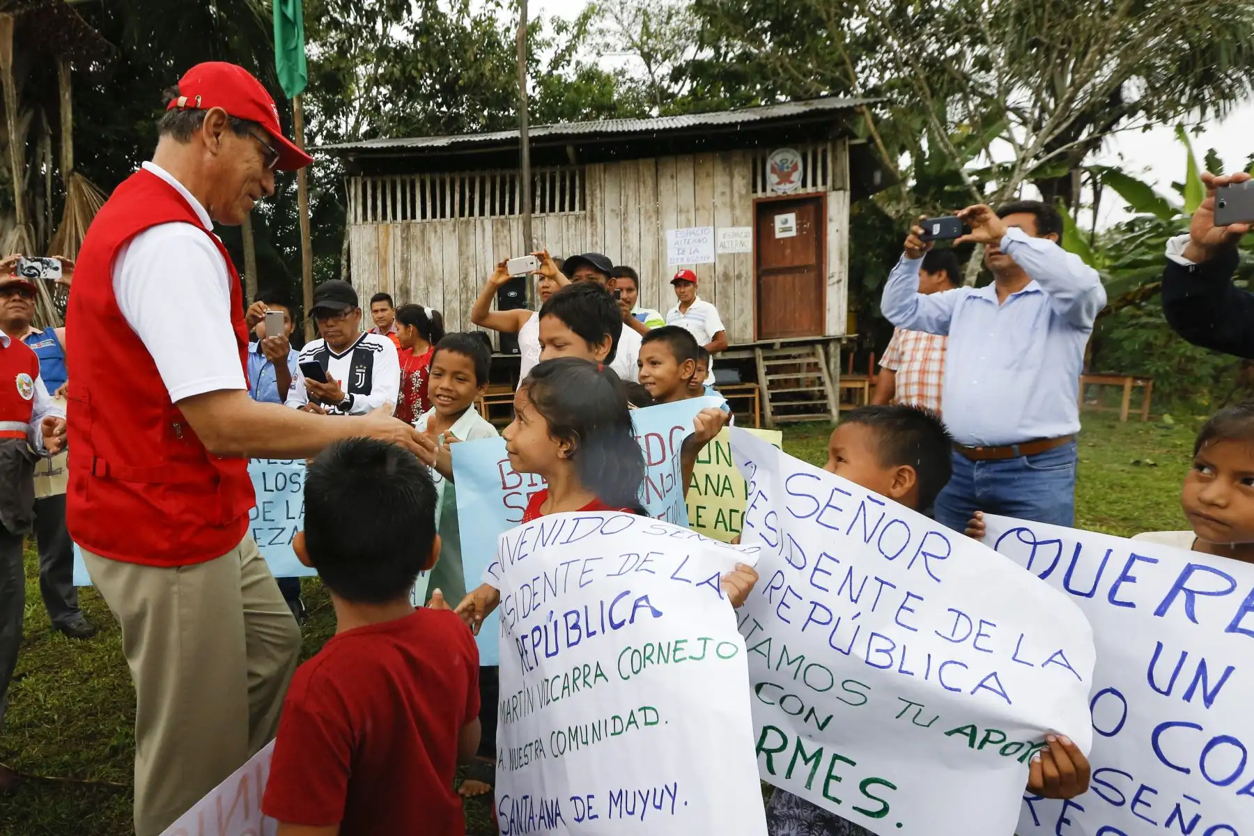 Presidente Martín Vizcarra inspeccionó I.E. Nº60957 Santa Ana de Muyuy R. Amazonas. Mandatario dispuso acciones para atender zona afectada por el desborde del río Amazonas. Foto: ANDINA/Prensa Presidencia