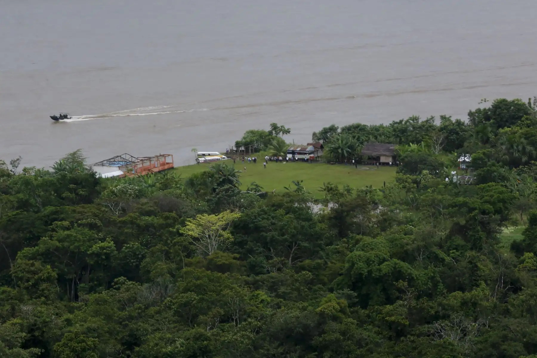 Presidente Martín Vizcarra inspeccionó I.E. Nº60957 Santa Ana de Muyuy R. Amazonas. Mandatario dispuso acciones para atender zona afectada por el desborde del río Amazonas. Foto: ANDINA/Prensa Presidencia