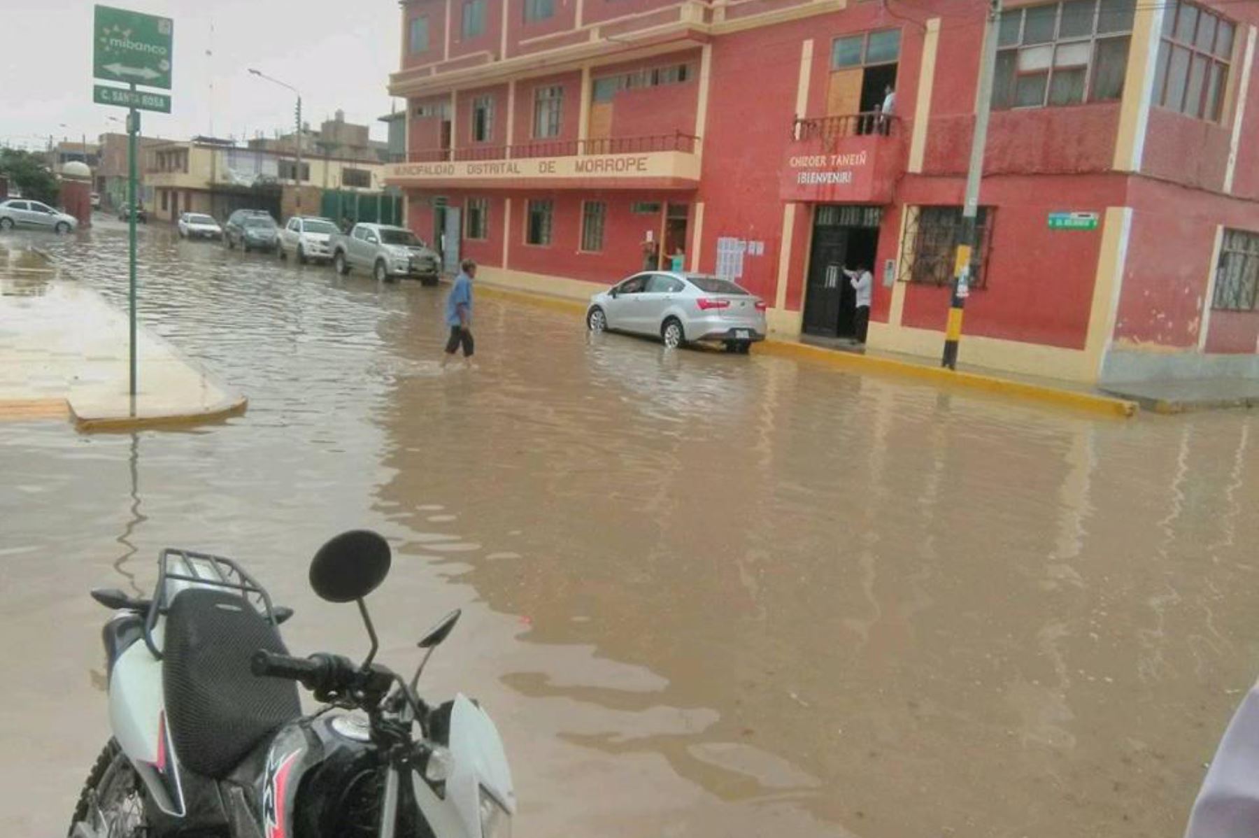 Desde las 18:30 horas se registró una intensa lluvia en Chiclayo, que dejó anegadas las calles e inundó varias viviendas.