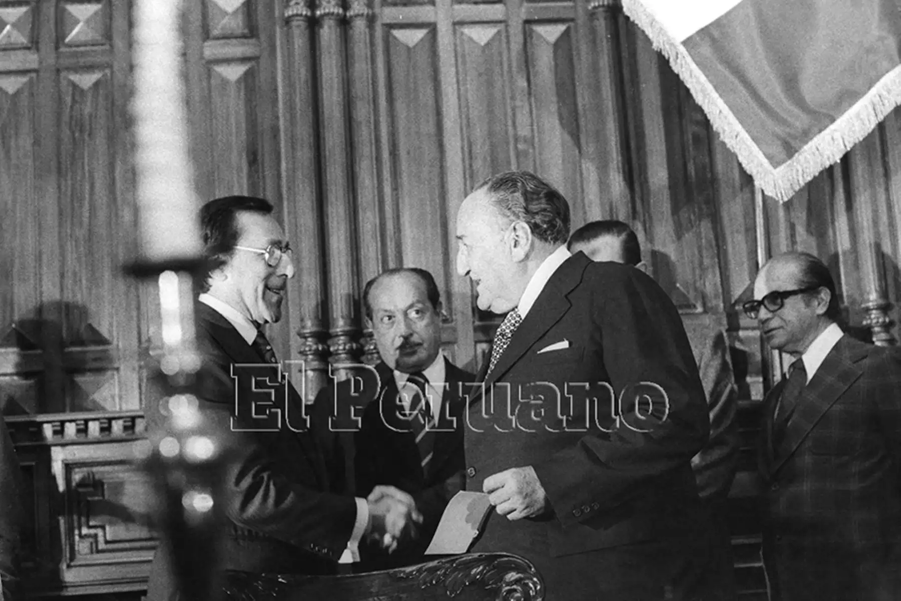 Lima - 18 de julio 1978 / El líder del Apra, Víctor Raúl Haya de la Torre, juramenta como presidente de la Junta Preparatoria de la Asamblea Constituyente ante Luis Bedoya Reyes  representante con la segunda mayor votación. Foto: Archivo Histórico de EL PERUANO