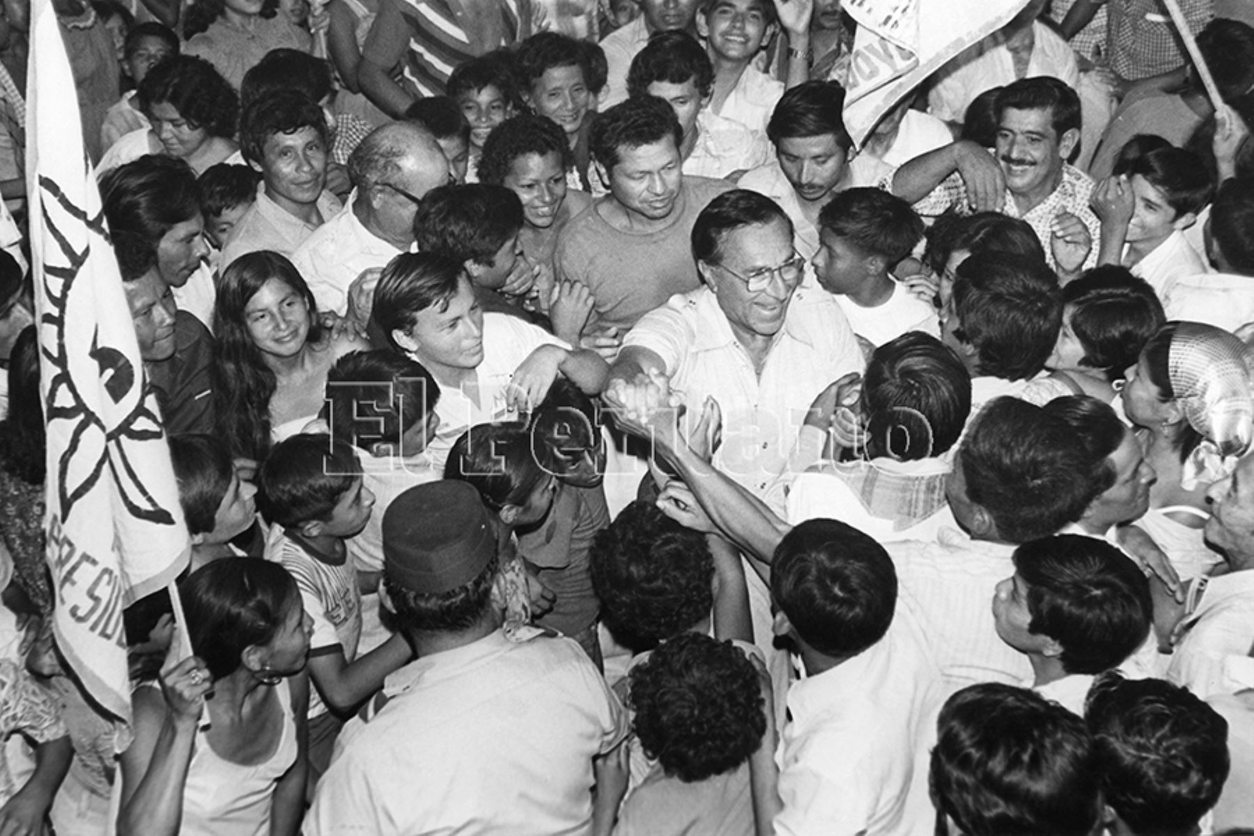 Loreto - 19 abril 1980 / Luis Bedoya Reyes, candidato a la presidencia por el Partido Popular Cristiano, recibe una multitudinaria bienvenida en la ciudad de Iquitos. Foto: Archivo Histórico de EL PERUANO