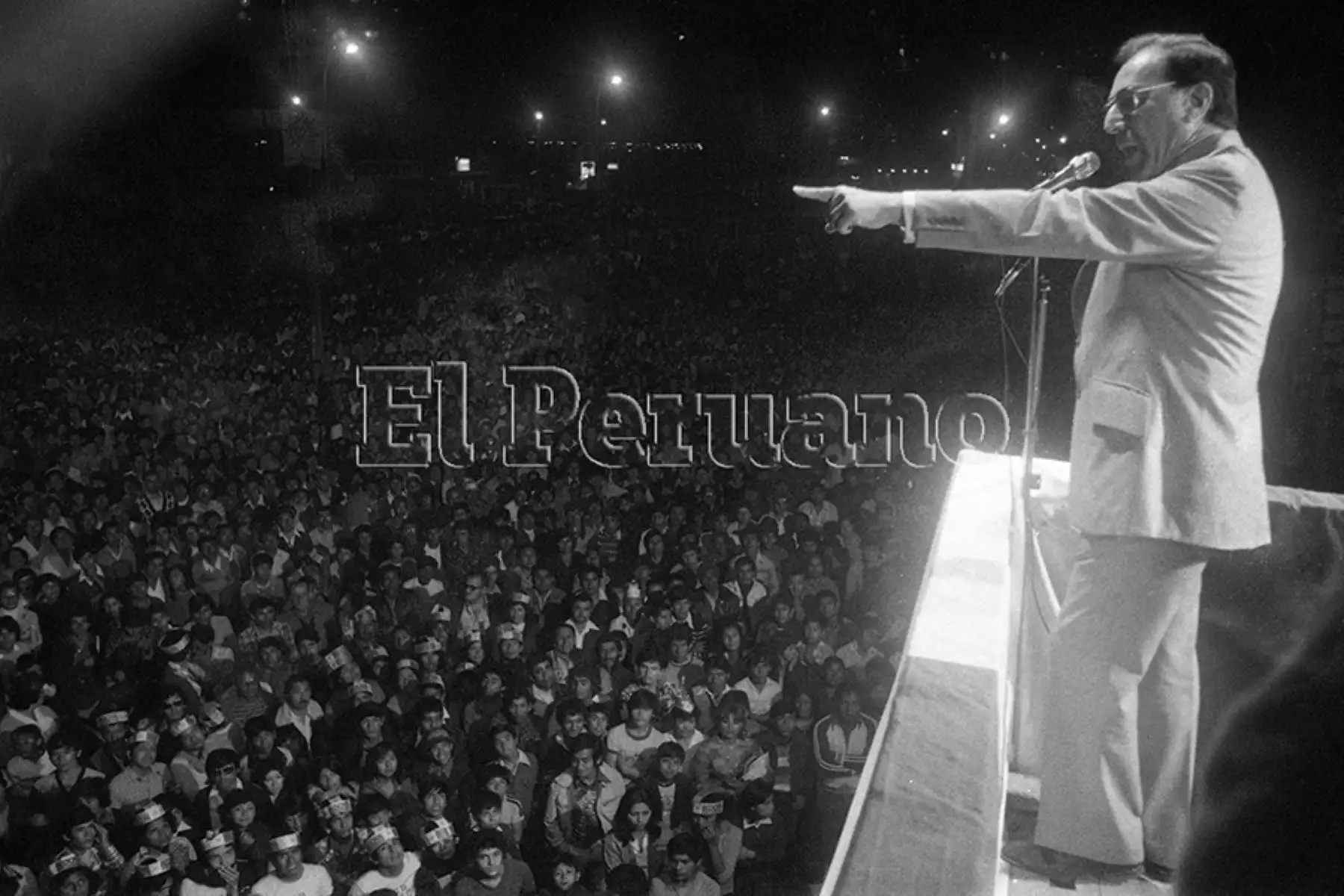 Lima - 6 mayo 1980 / El candidato presidencial por el Partido Popular Cristiano, Luis Bedoya Reyes; encabezó un multitudinario mitin en Comas. Foto: Archivo Histórico de EL PERUANO / Alejandro Aguirre