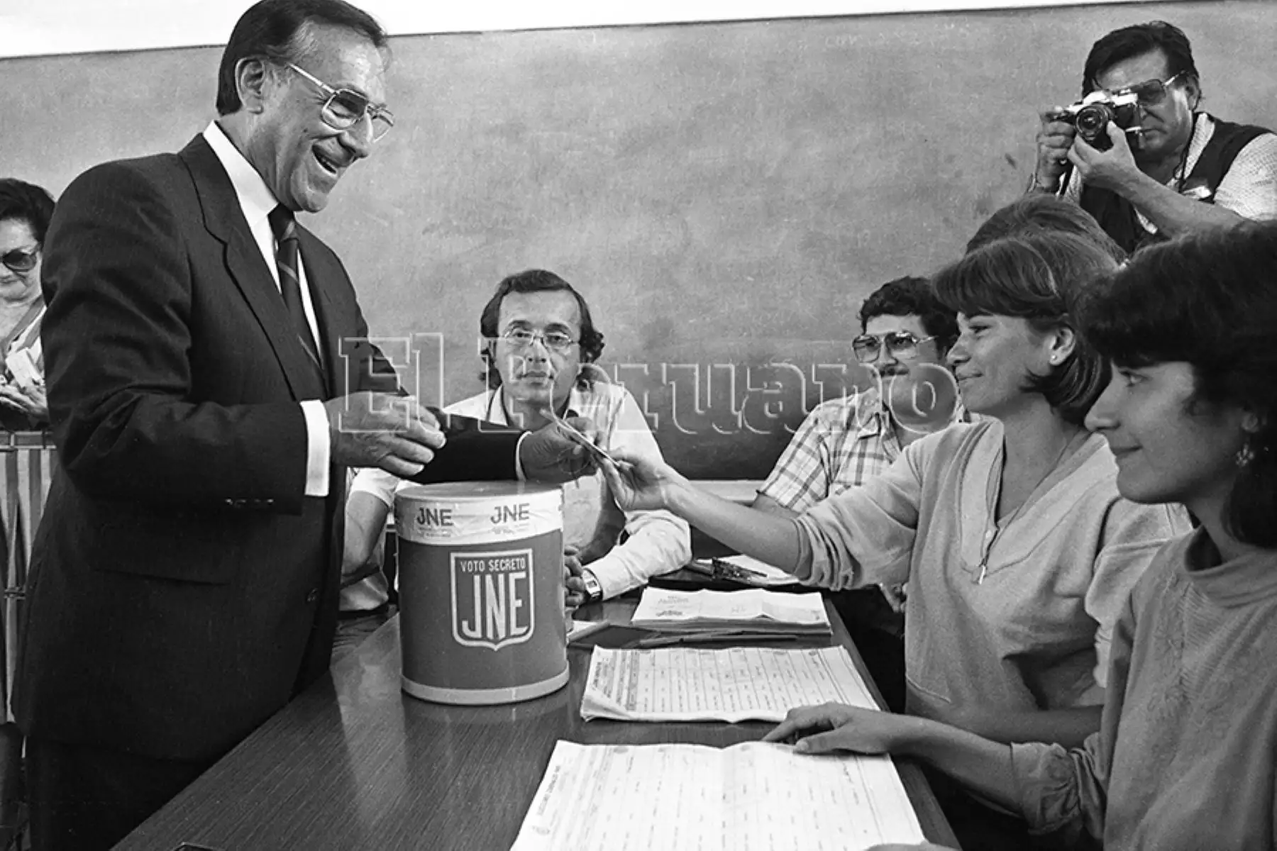 Lima - 14 abril 1985 / Luis Bedoya Reyes, candidato presidencial por el Partido Popular Cristiano,  emite su voto en  las elecciones generales de 1985. Foto: Archivo Histórico de EL PERUANO / Rómulo Luján
